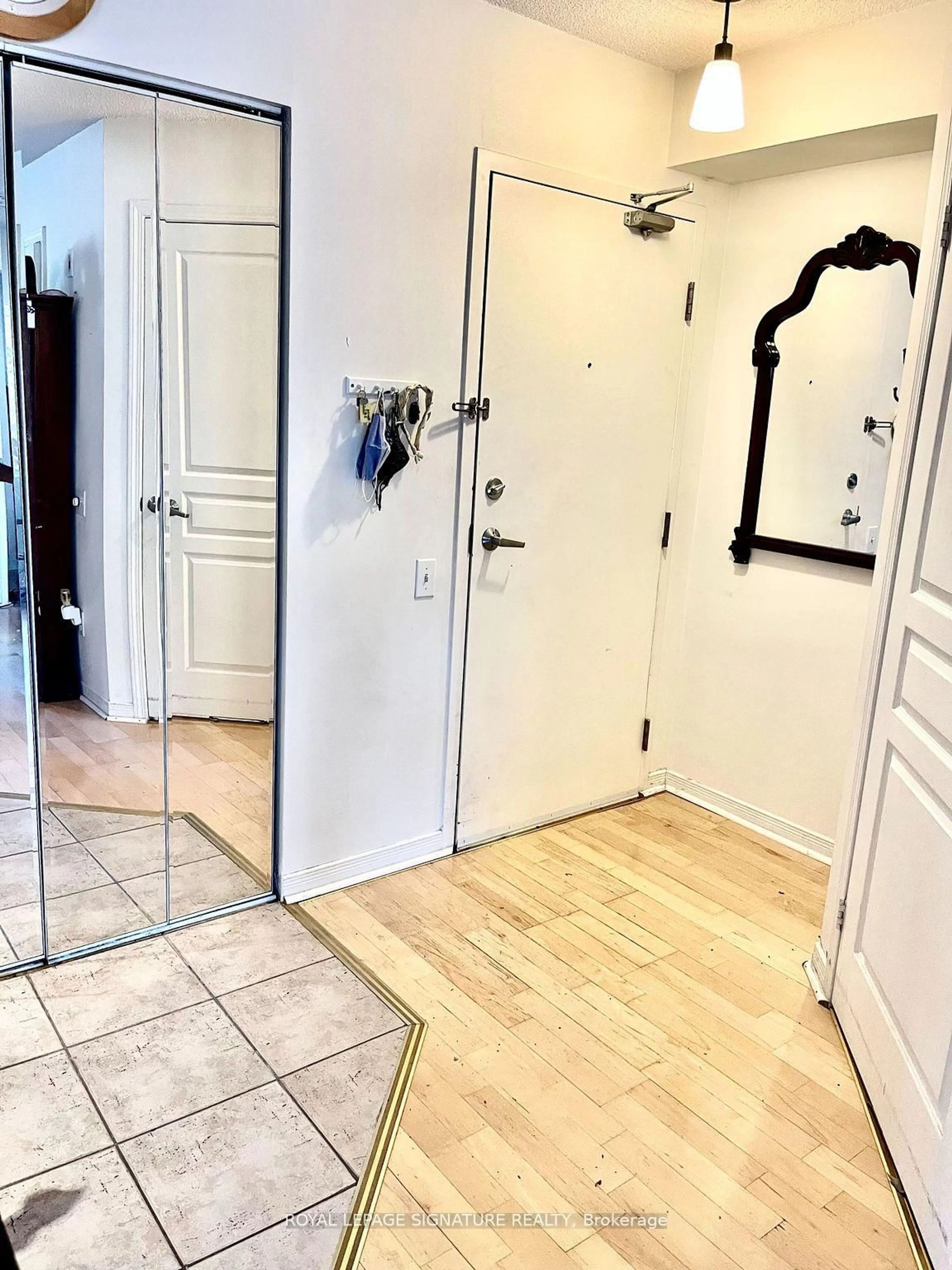 Indoor entryway for 140 Bathurst St #207, Toronto Ontario M5V 3N8