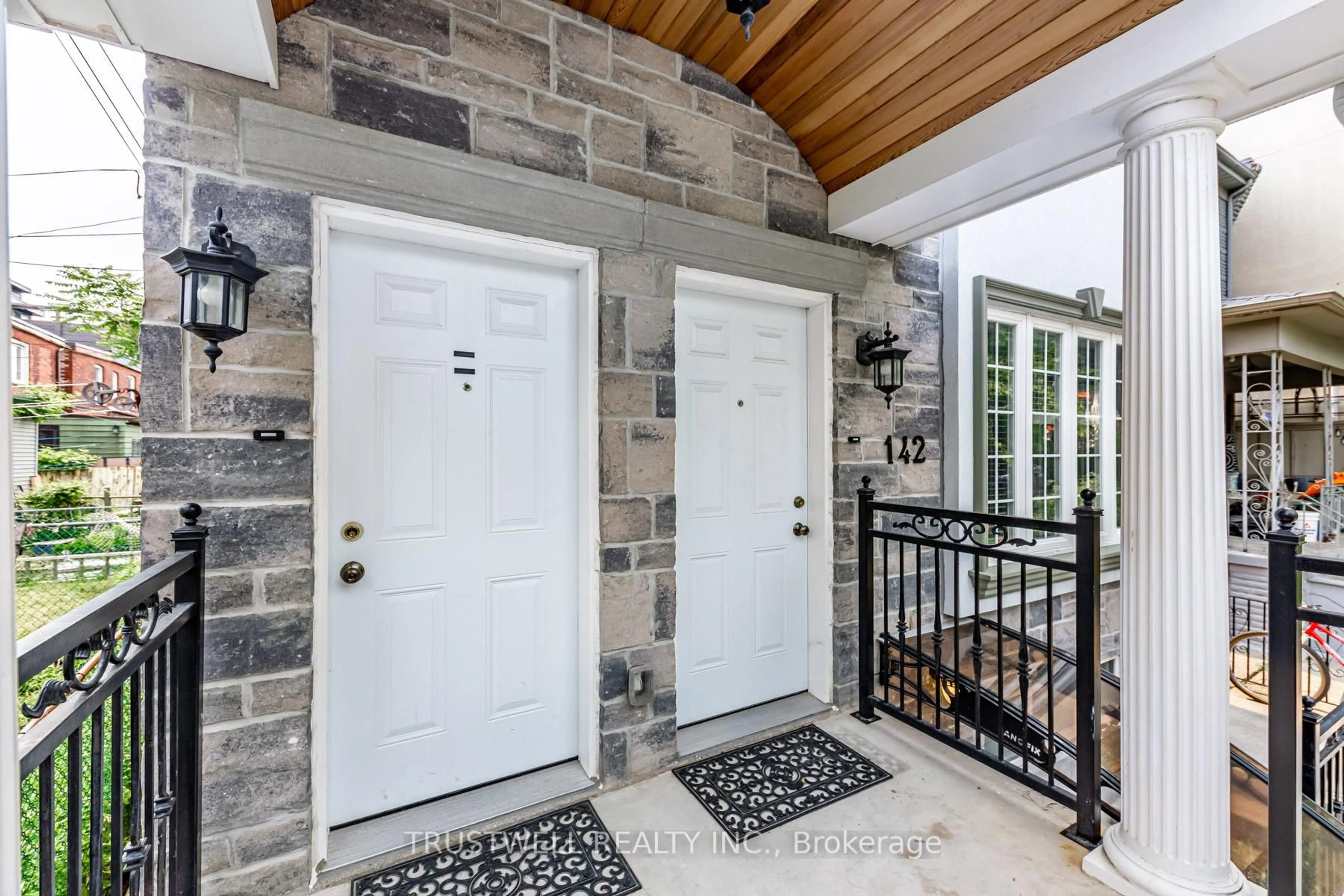 Indoor entryway for 142 Borden St, Toronto Ontario M5S 2N3
