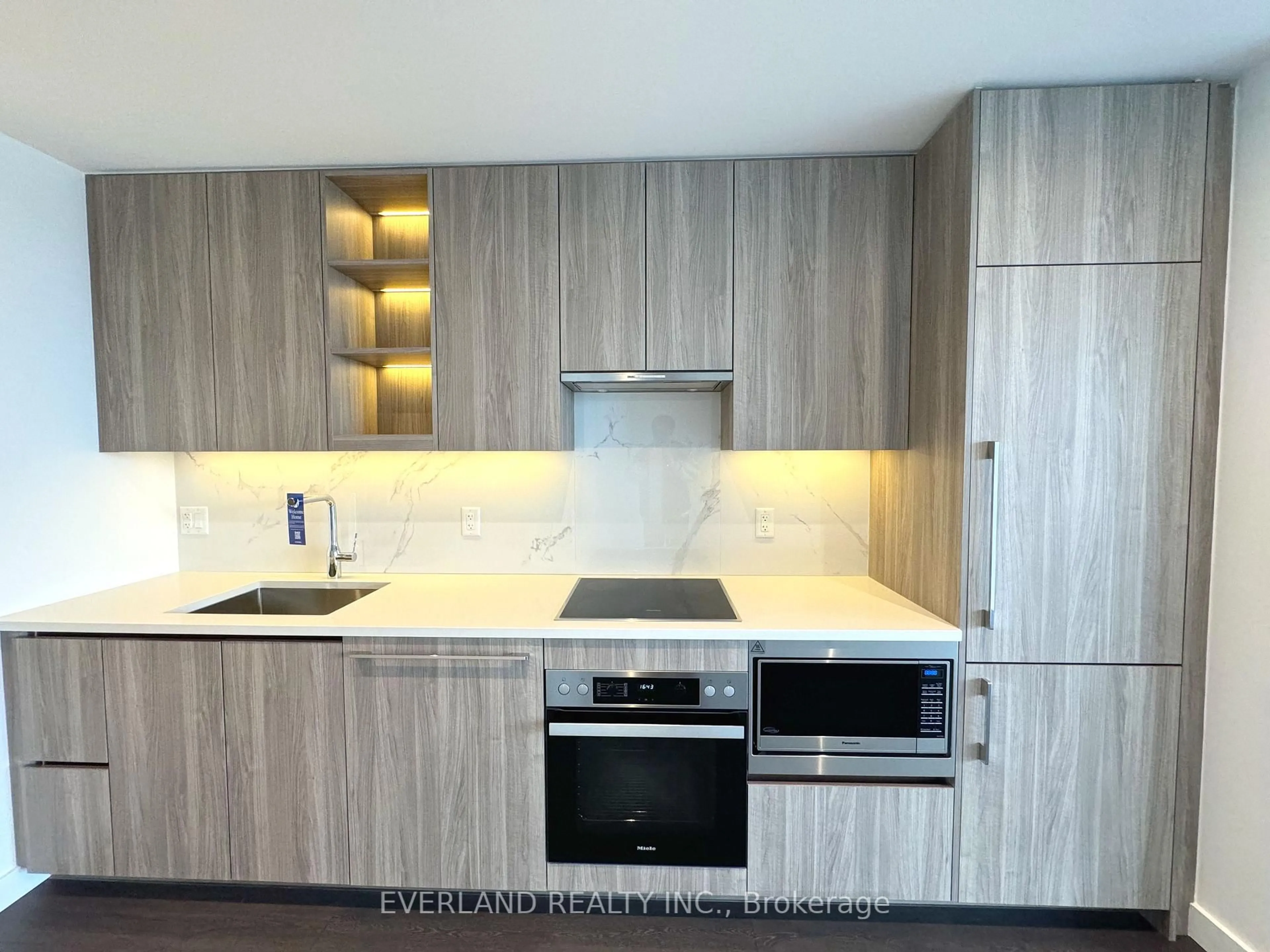 Standard kitchen, wood/laminate floor for 25 Mcmahon Dr #710, Toronto Ontario M2K 0J1
