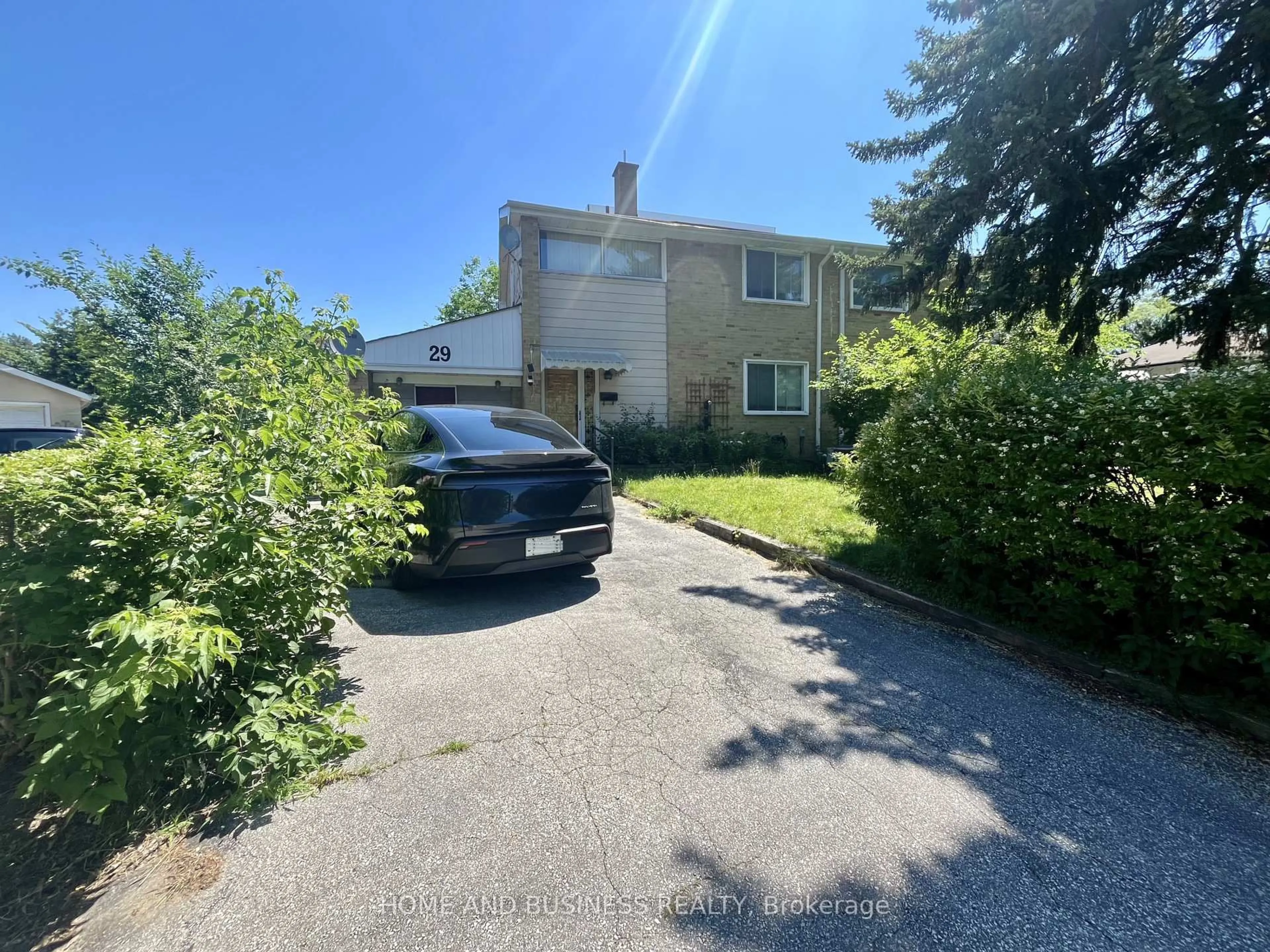 A pic from outside/outdoor area/front of a property/back of a property/a pic from drone, street for 29 Redwing Pl, Toronto Ontario M3C 2A7