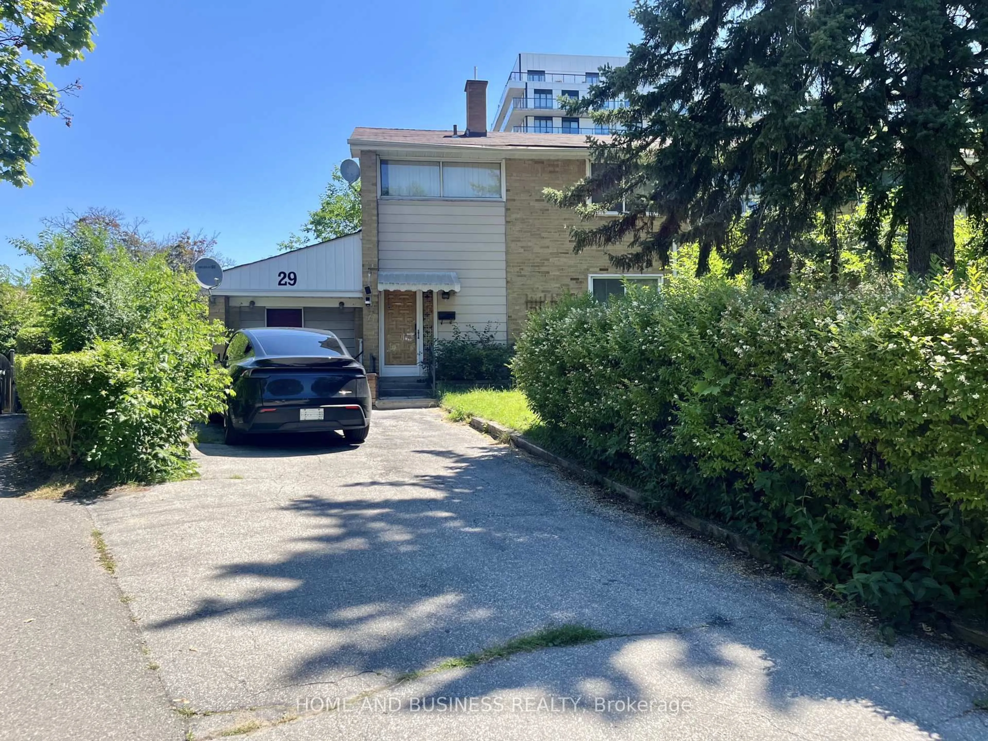 A pic from outside/outdoor area/front of a property/back of a property/a pic from drone, street for 29 Redwing Pl, Toronto Ontario M3C 2A7