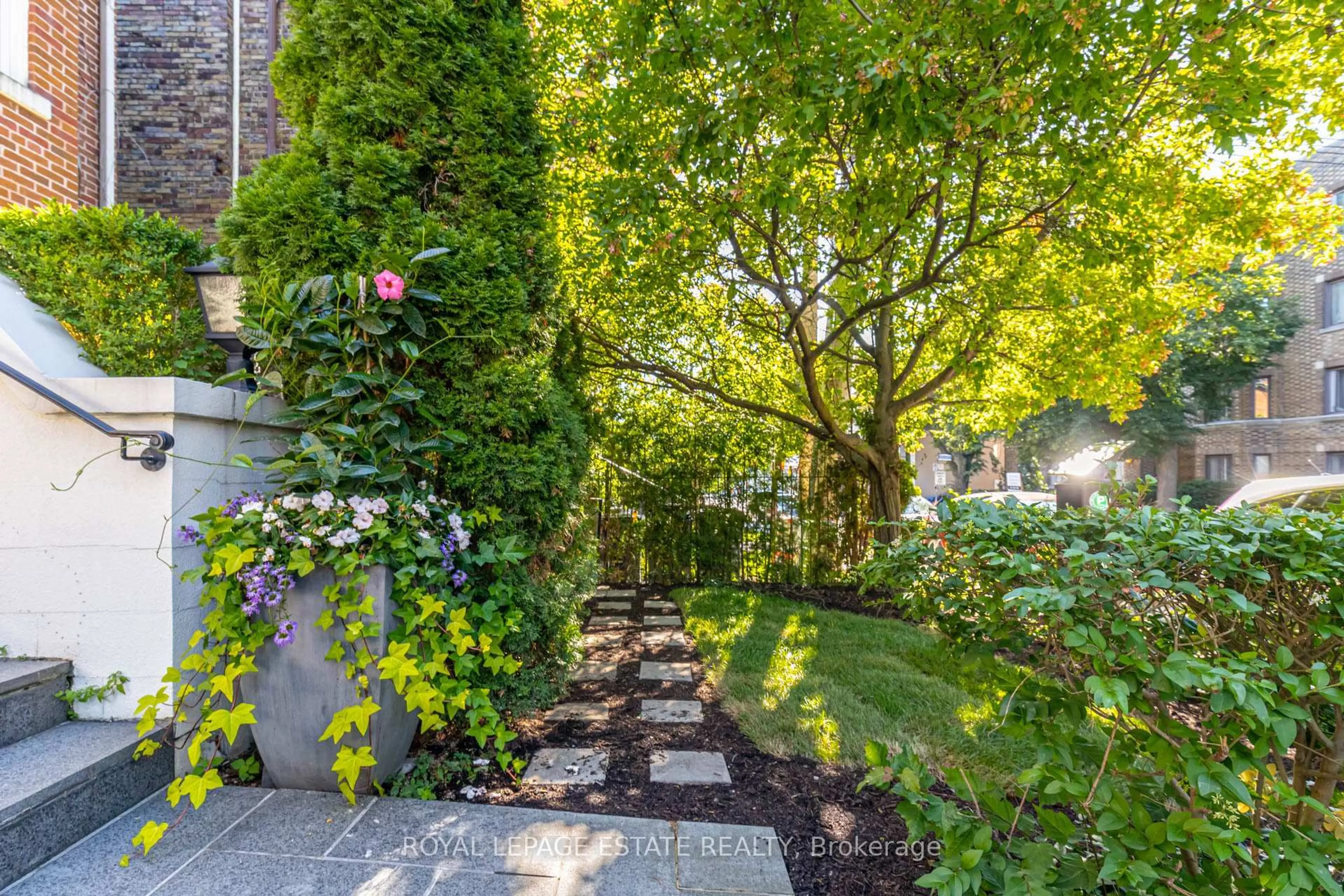 Patio, street for 319 Lonsdale Rd #1D, Toronto Ontario M4V 1X3