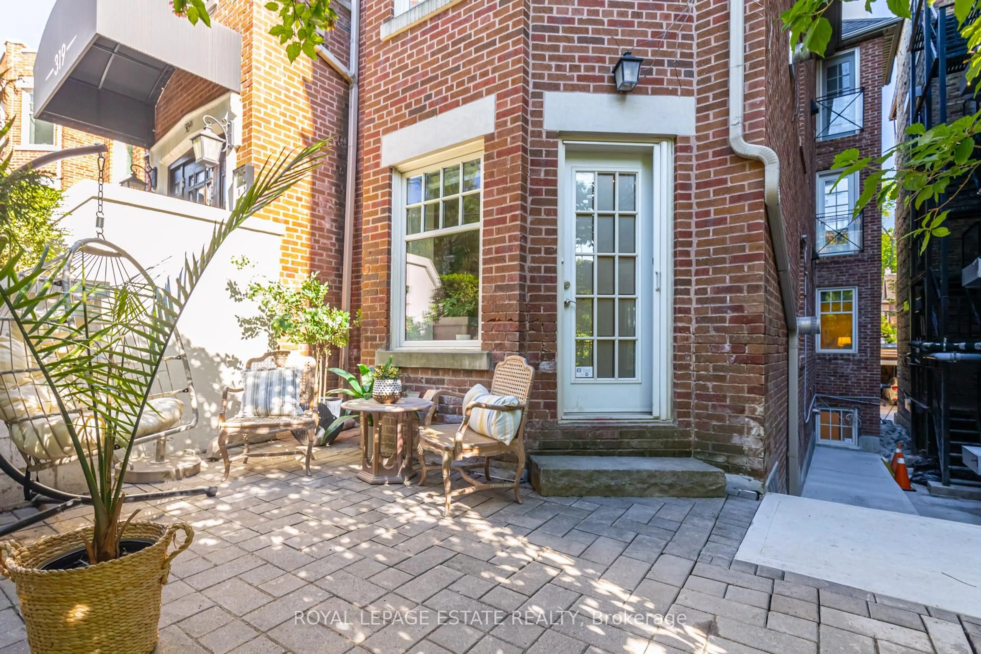 Patio, street for 319 Lonsdale Rd #1D, Toronto Ontario M4V 1X3
