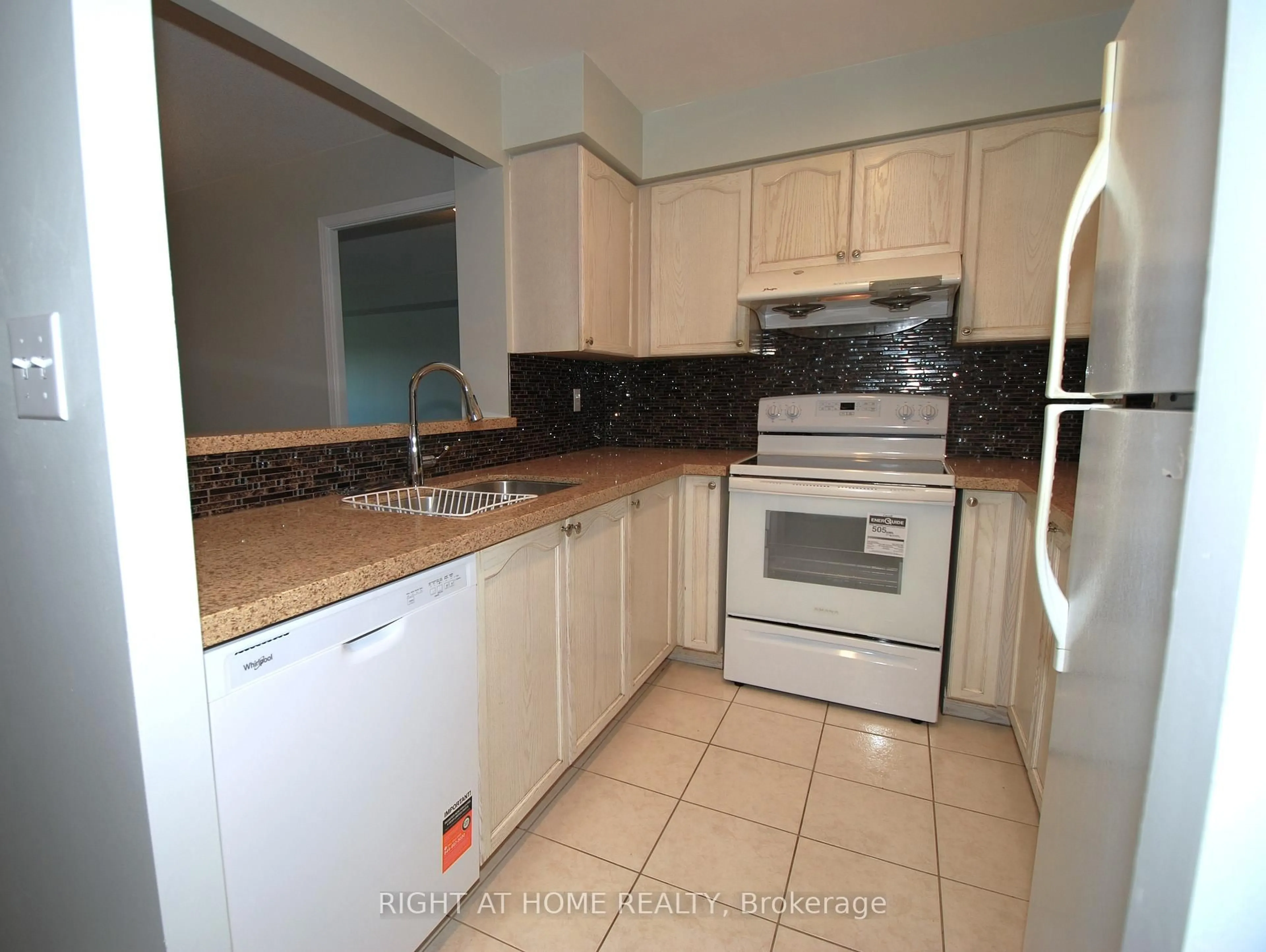 Standard kitchen, ceramic/tile floor for 39 Pemberton Ave #1009, Toronto Ontario M2M 4L6