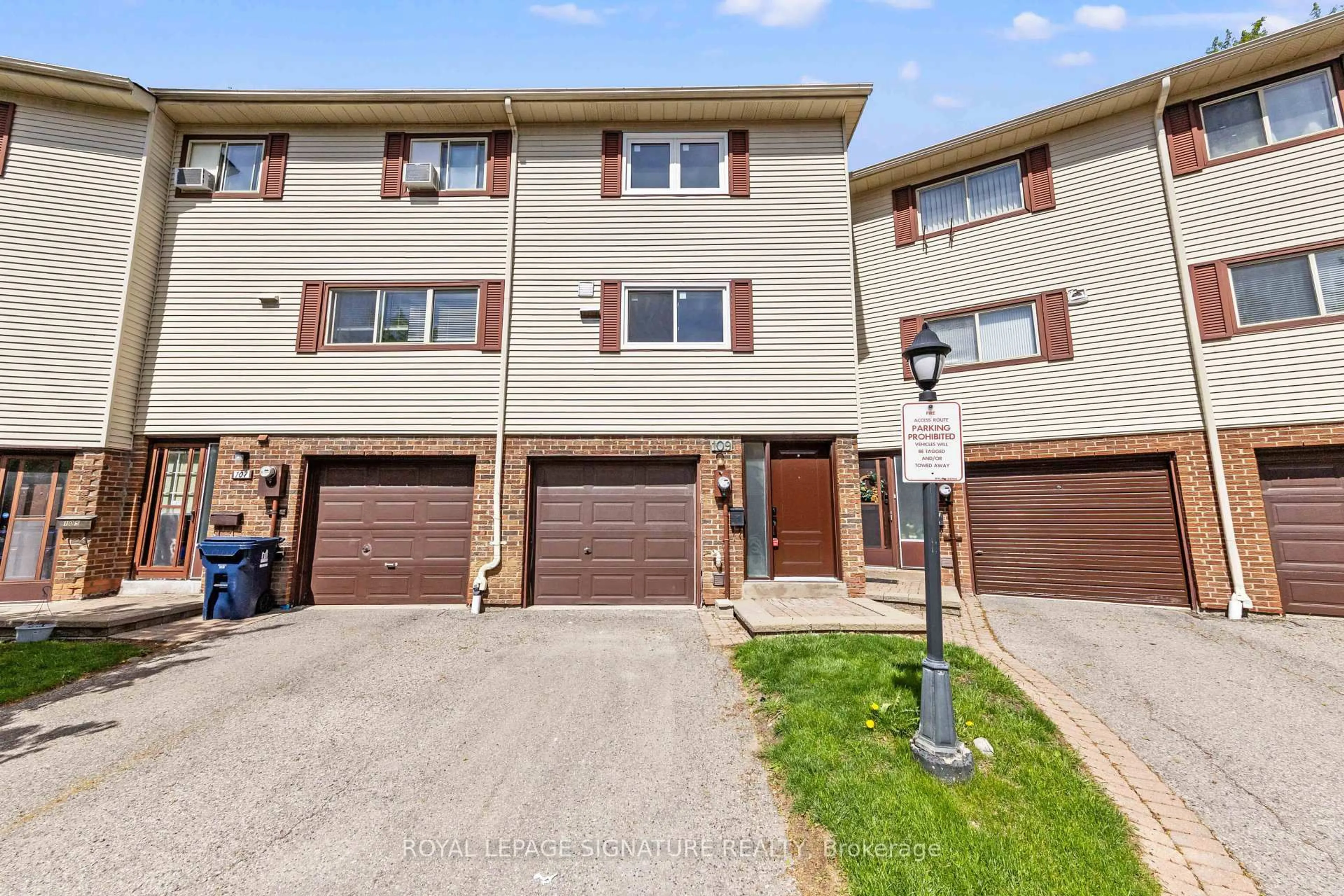 A pic from outside/outdoor area/front of a property/back of a property/a pic from drone, street for 109 Jenny Wren Way #62, Toronto Ontario M2H 2Z1