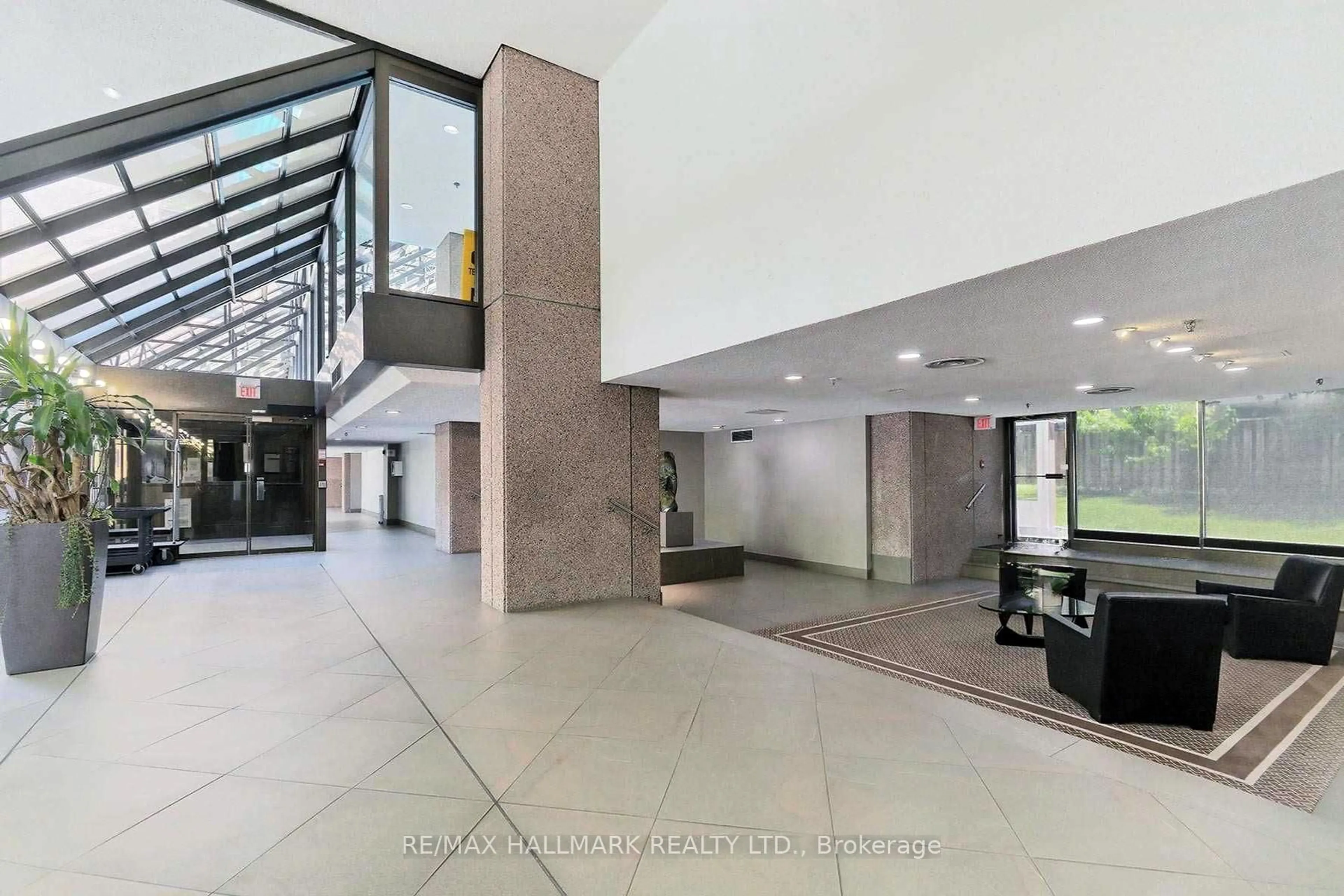 Indoor foyer for 447 Walmer Rd #Ph10, Toronto Ontario M5P 2X9