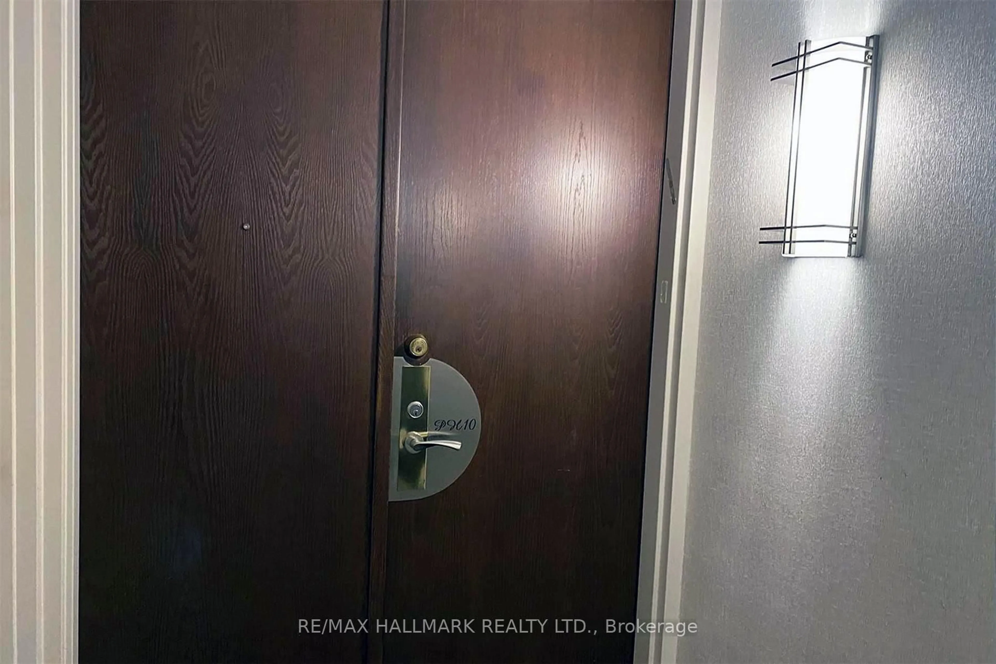 Indoor foyer for 447 Walmer Rd #Ph10, Toronto Ontario M5P 2X9