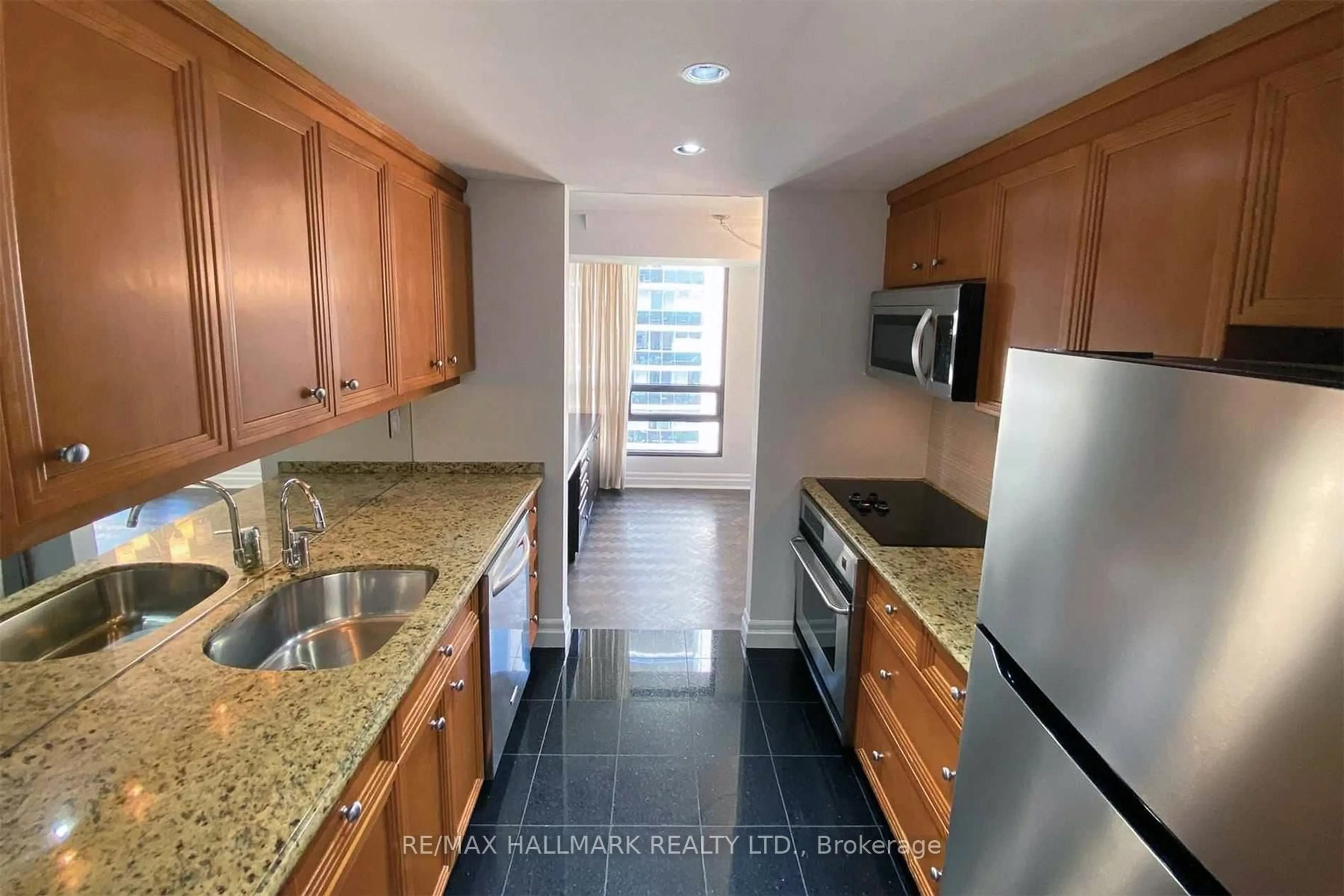 Standard kitchen, ceramic/tile floor for 447 Walmer Rd #Ph10, Toronto Ontario M5P 2X9