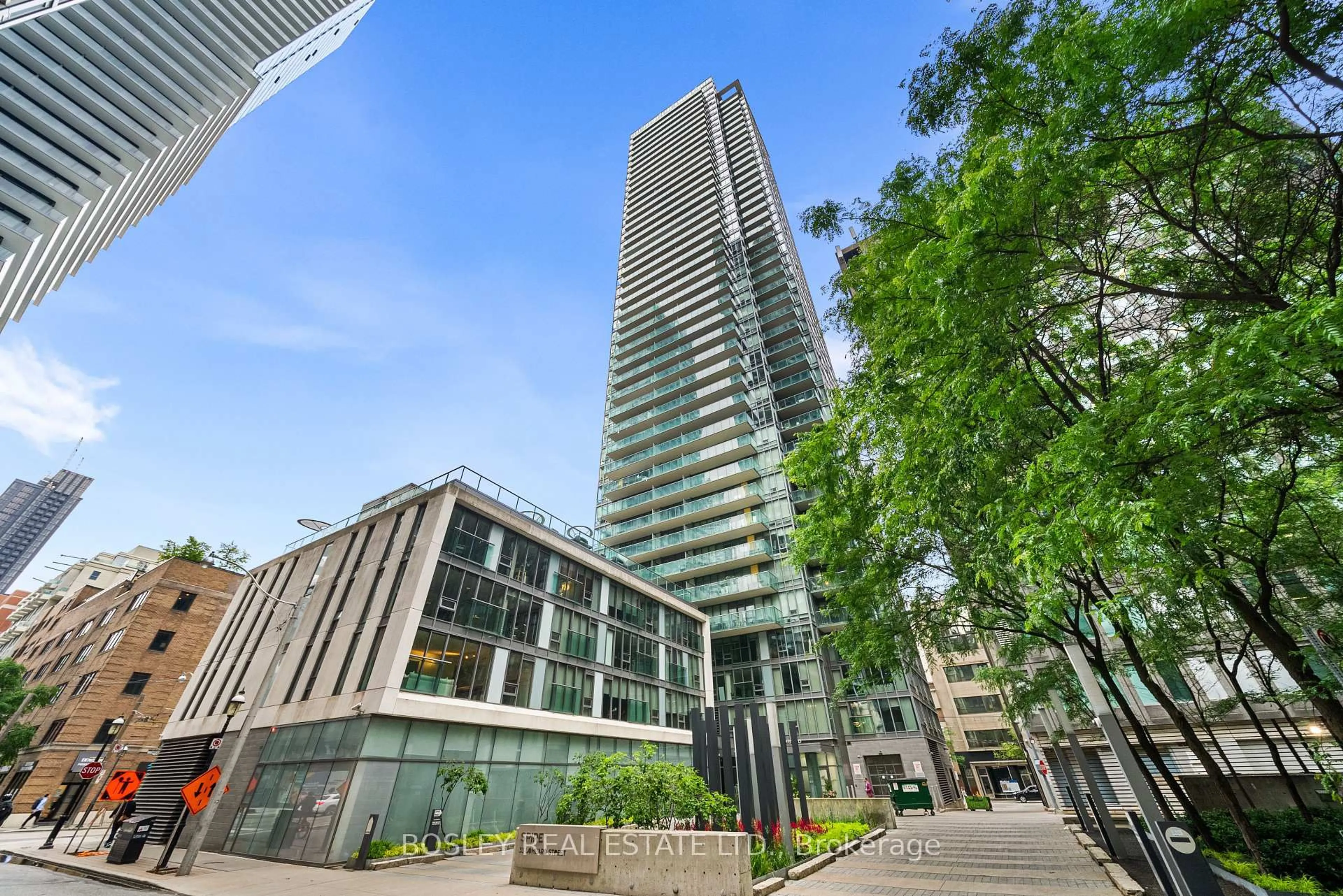 Indoor foyer for 33 Lombard St #1303, Toronto Ontario M5C 3H8