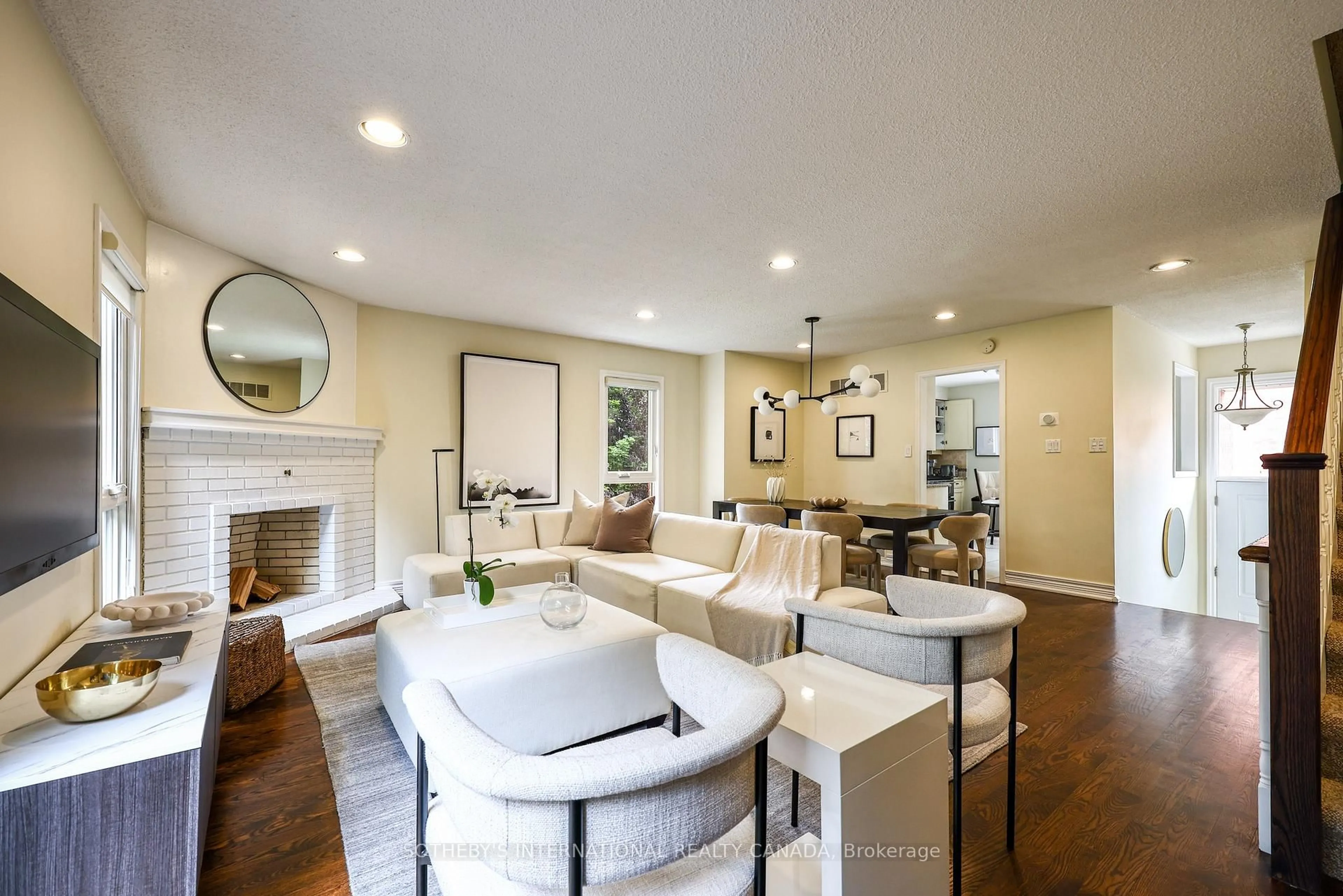 Living room with furniture, unknown for 70 Sylvan Valley Way, Toronto Ontario M5M 4M3