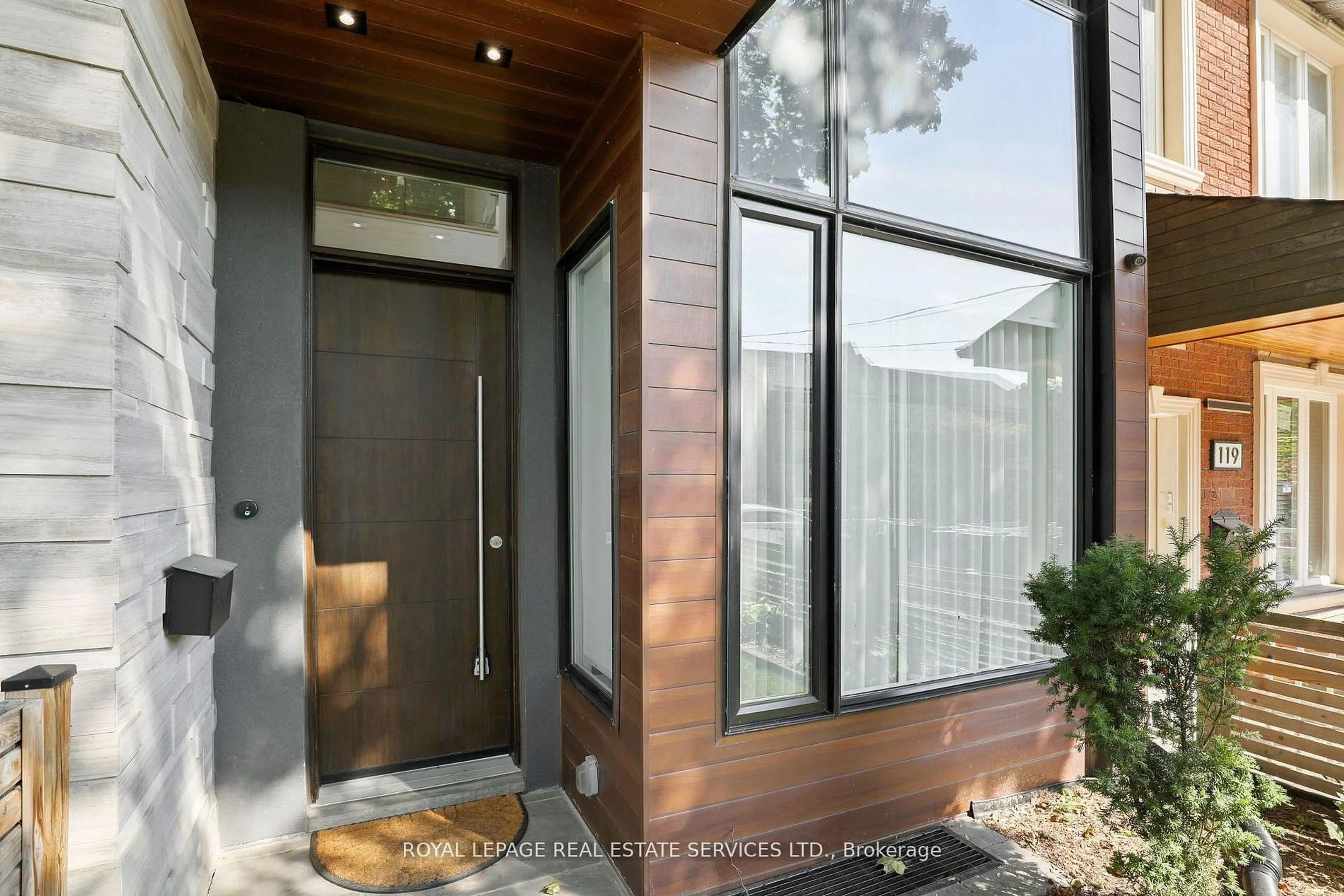 Indoor entryway for 121 Markham St, Toronto Ontario M6J 2G4