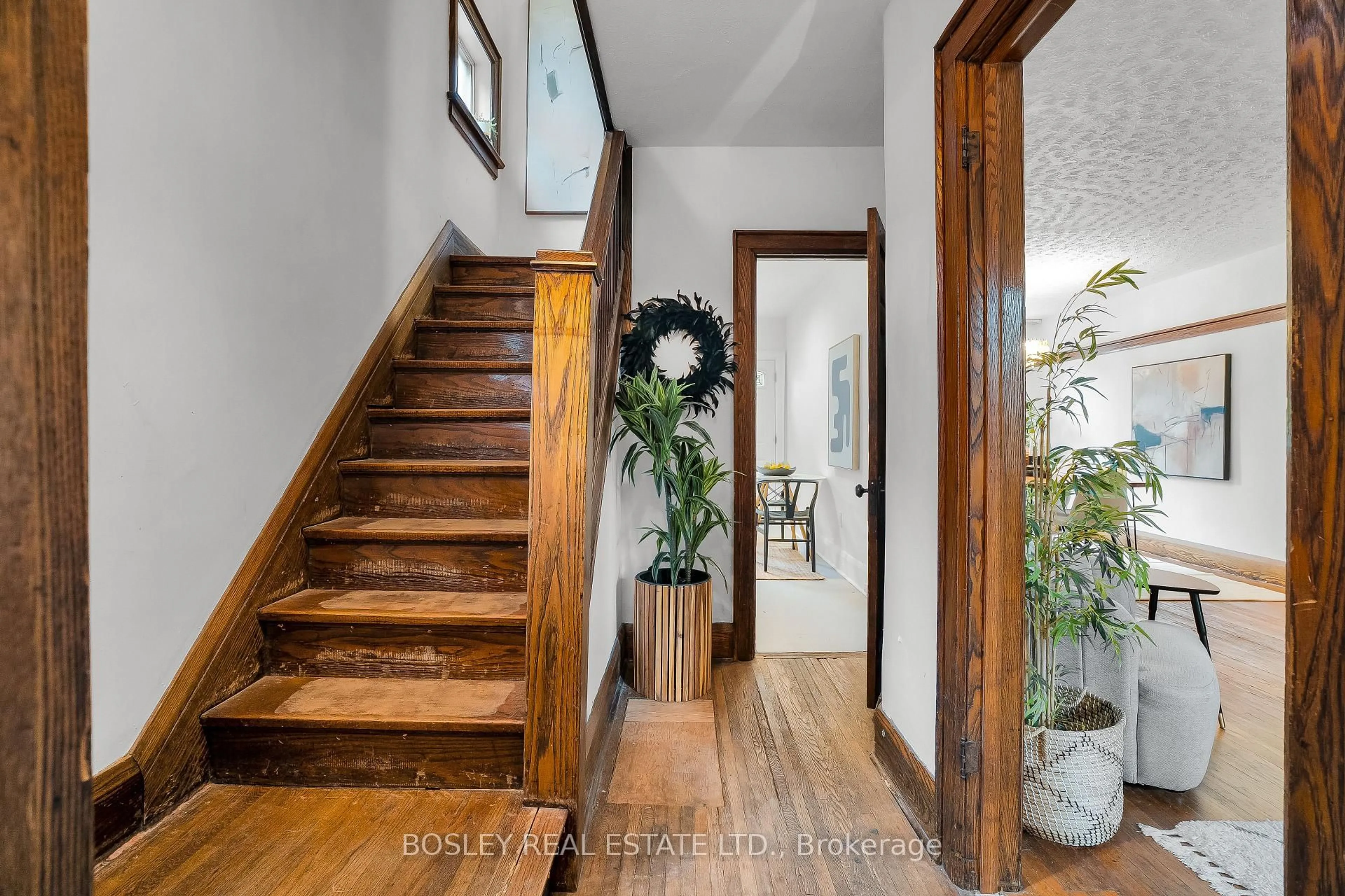 Indoor entryway for 192 Belsize Dr, Toronto Ontario M4S 1M2