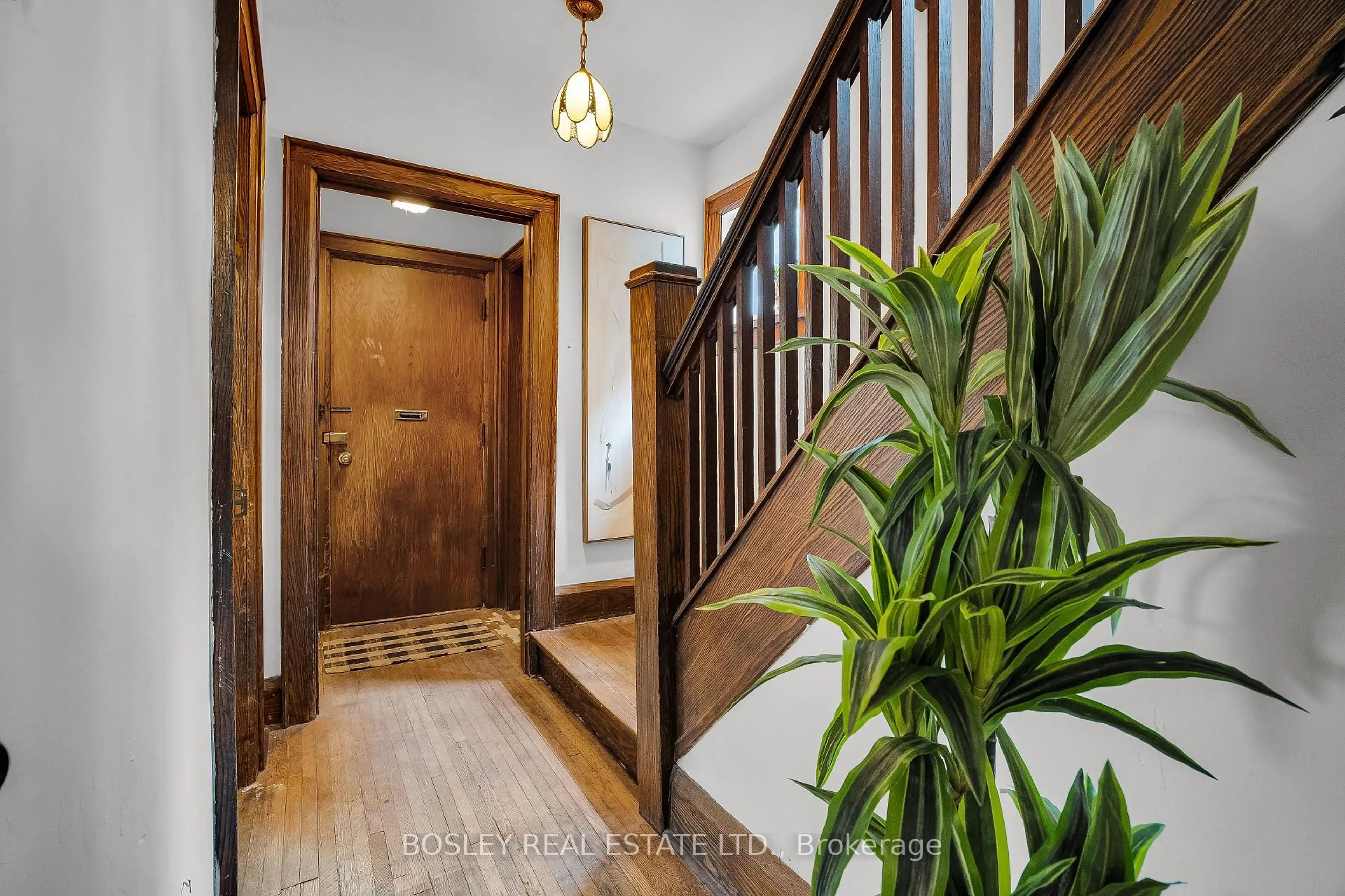 Indoor foyer for 192 Belsize Dr, Toronto Ontario M4S 1M2