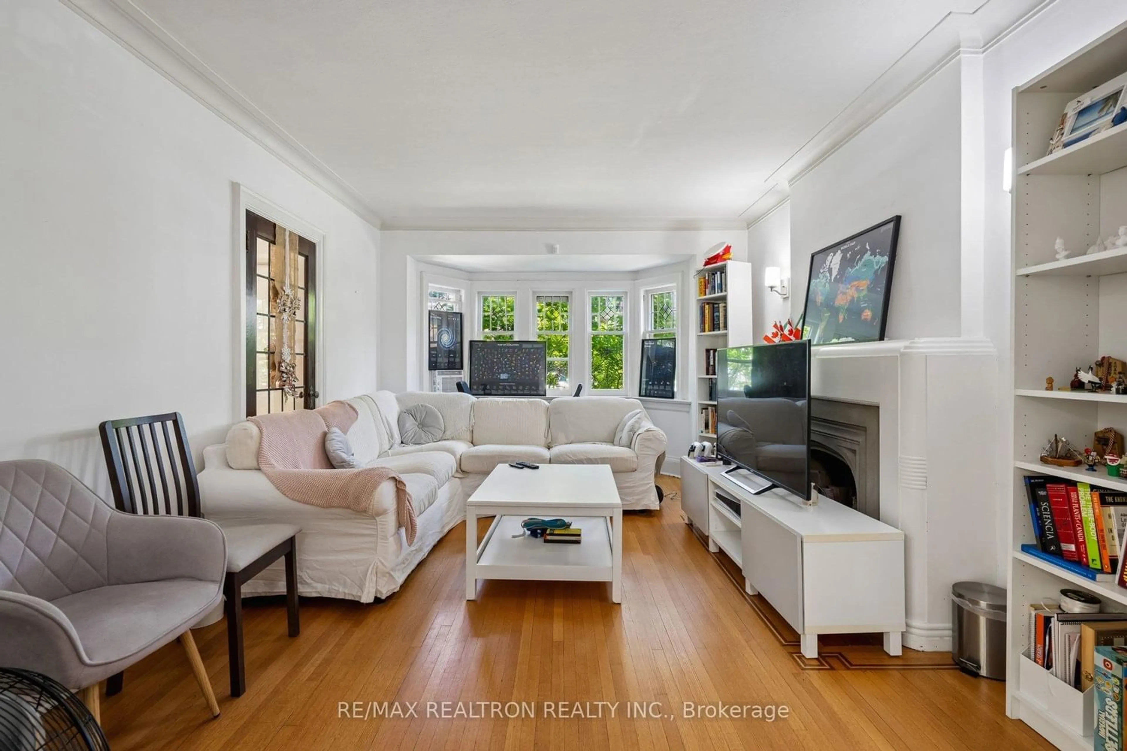 Living room with furniture, unknown for 707 Hillsdale Ave, Toronto Ontario M4S 1V4