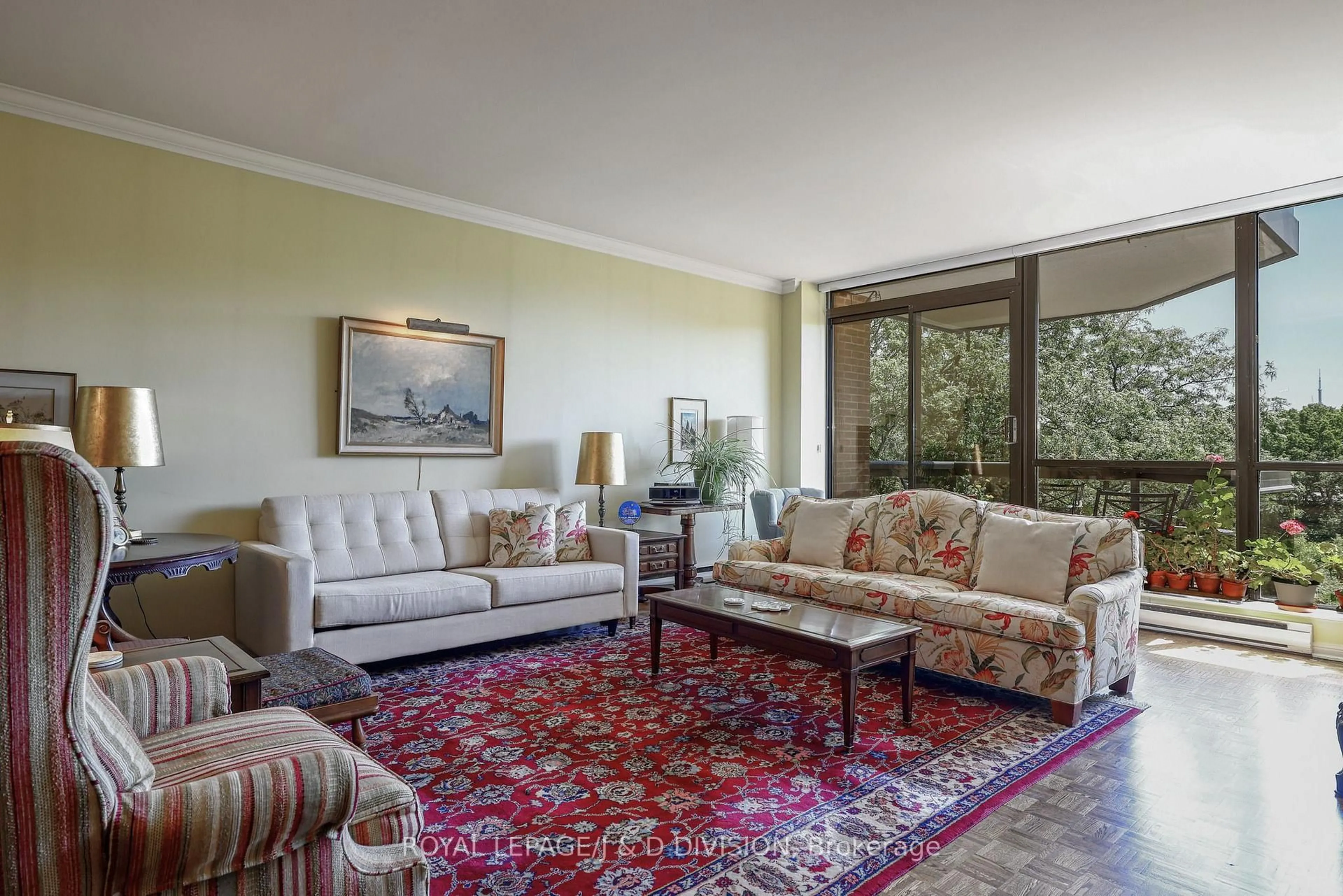 Living room with furniture, carpet floor for 407 Walmer Rd #401, Toronto Ontario M5R 3N2