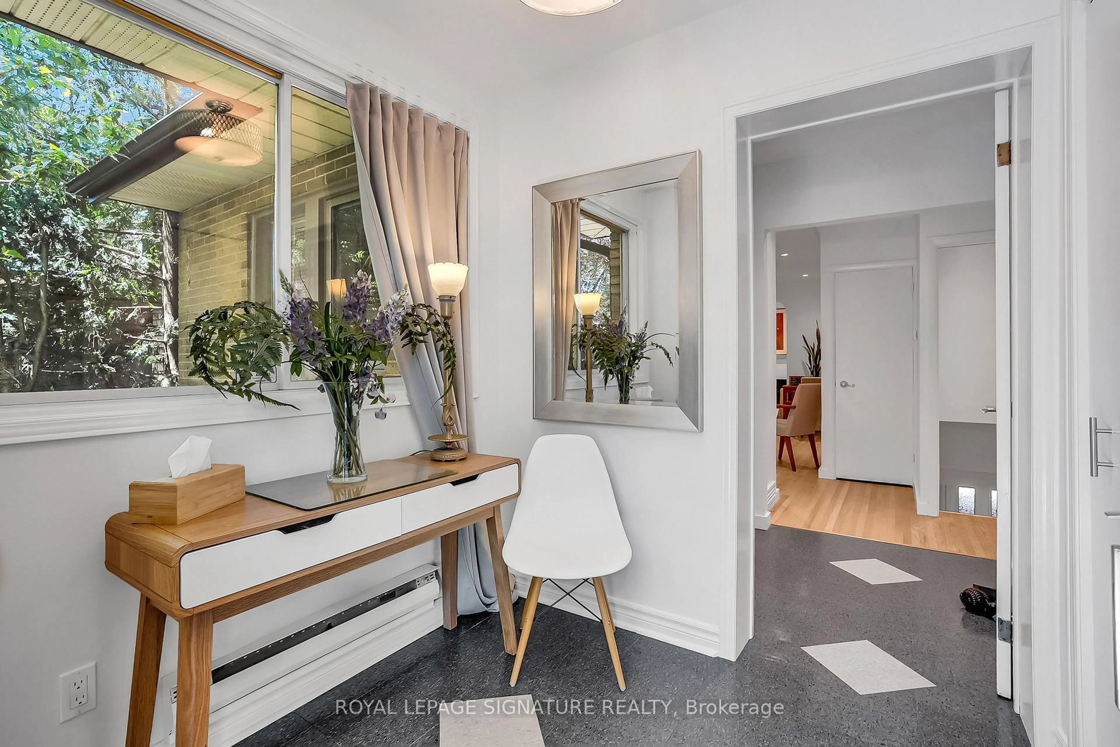 Indoor entryway for 55 Hemford Cres, Toronto Ontario M3B 2S4