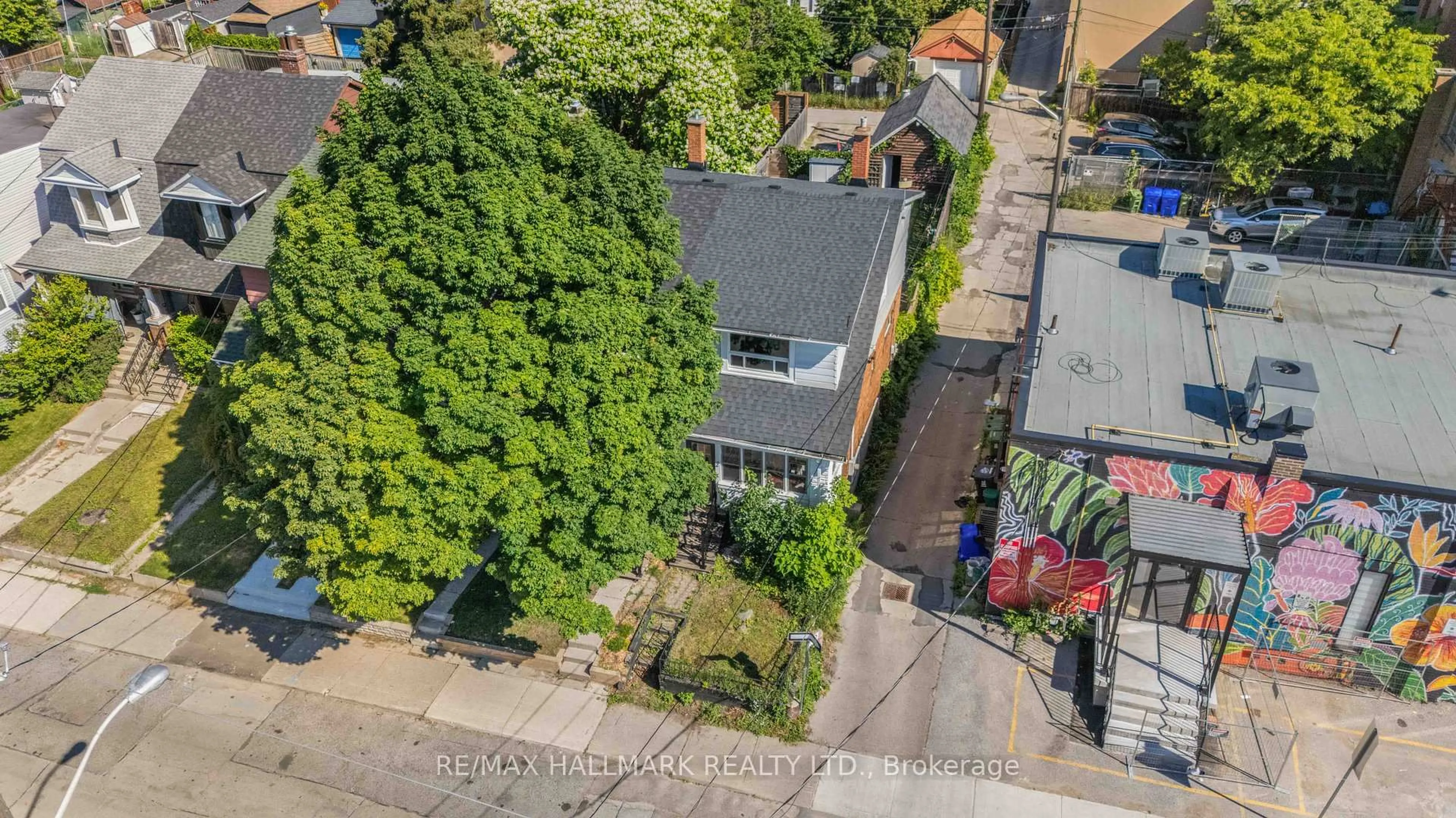 A pic from outside/outdoor area/front of a property/back of a property/a pic from drone, street for 2 Amherst Ave, Toronto Ontario M6E 1Z3
