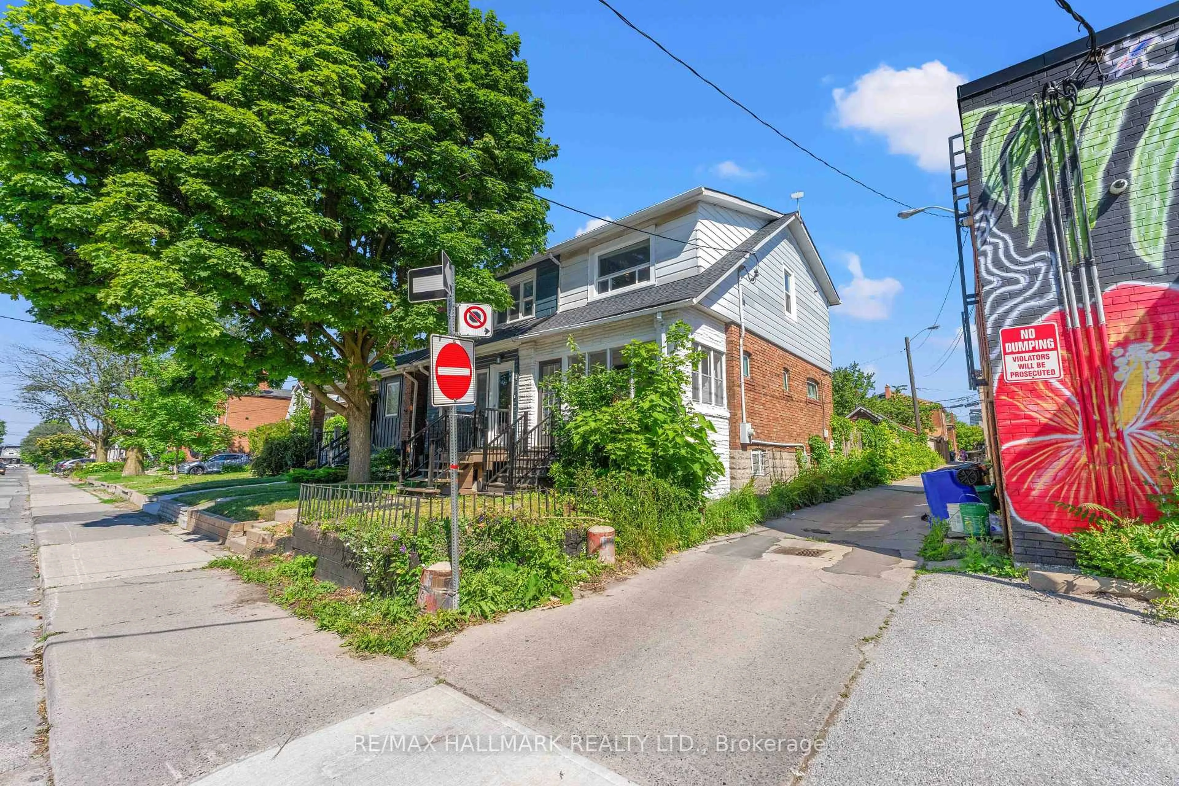 A pic from outside/outdoor area/front of a property/back of a property/a pic from drone, street for 2 Amherst Ave, Toronto Ontario M6E 1Z3