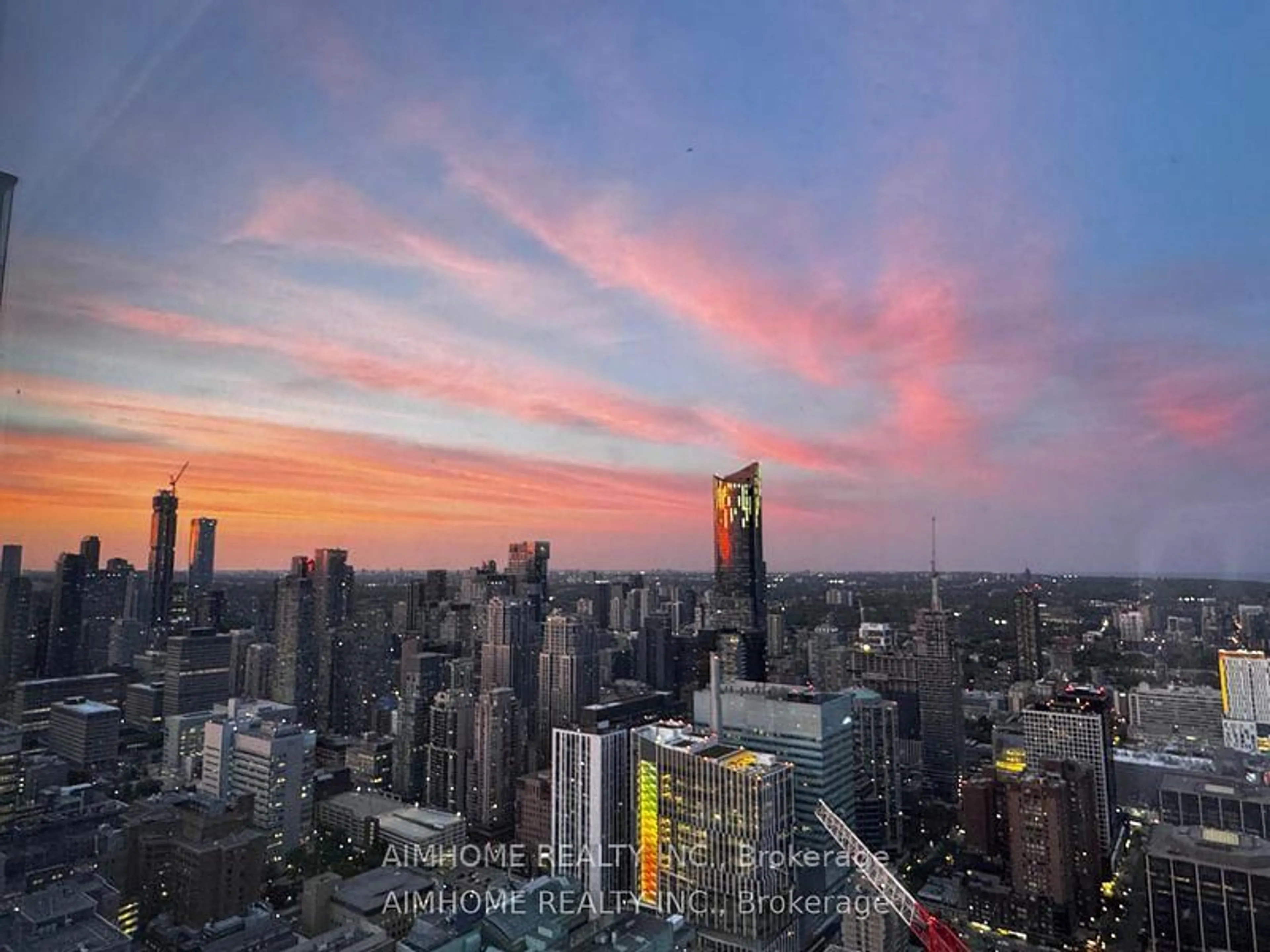 Blurry image for 488 University Ave #4203, Toronto Ontario M5G 0C1