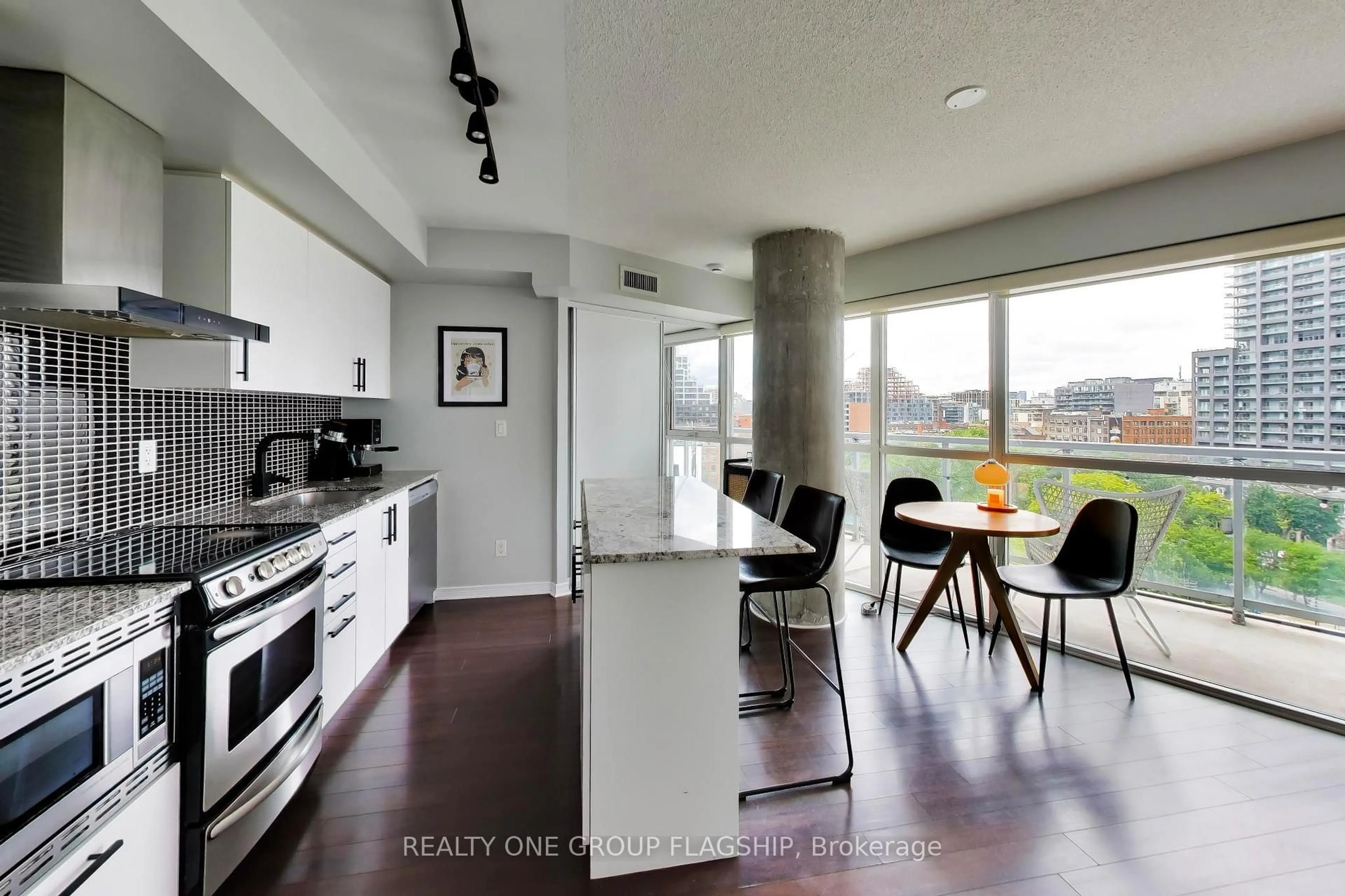 Open concept kitchen, wood/laminate floor for 352 Front St #918, Toronto Ontario M5V 0K3