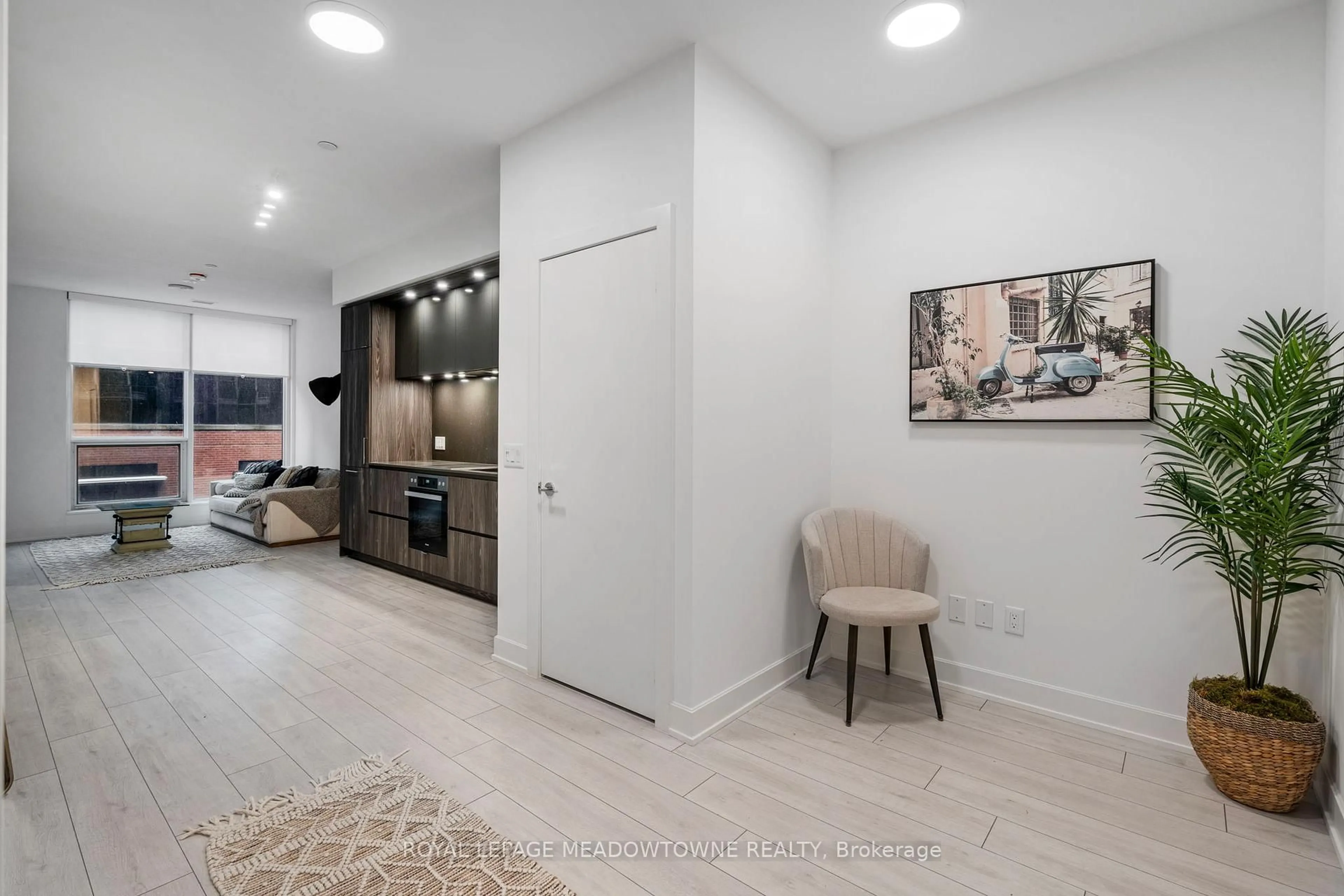 Indoor entryway for 15 Mercer St #813, Toronto Ontario M5V 1H2