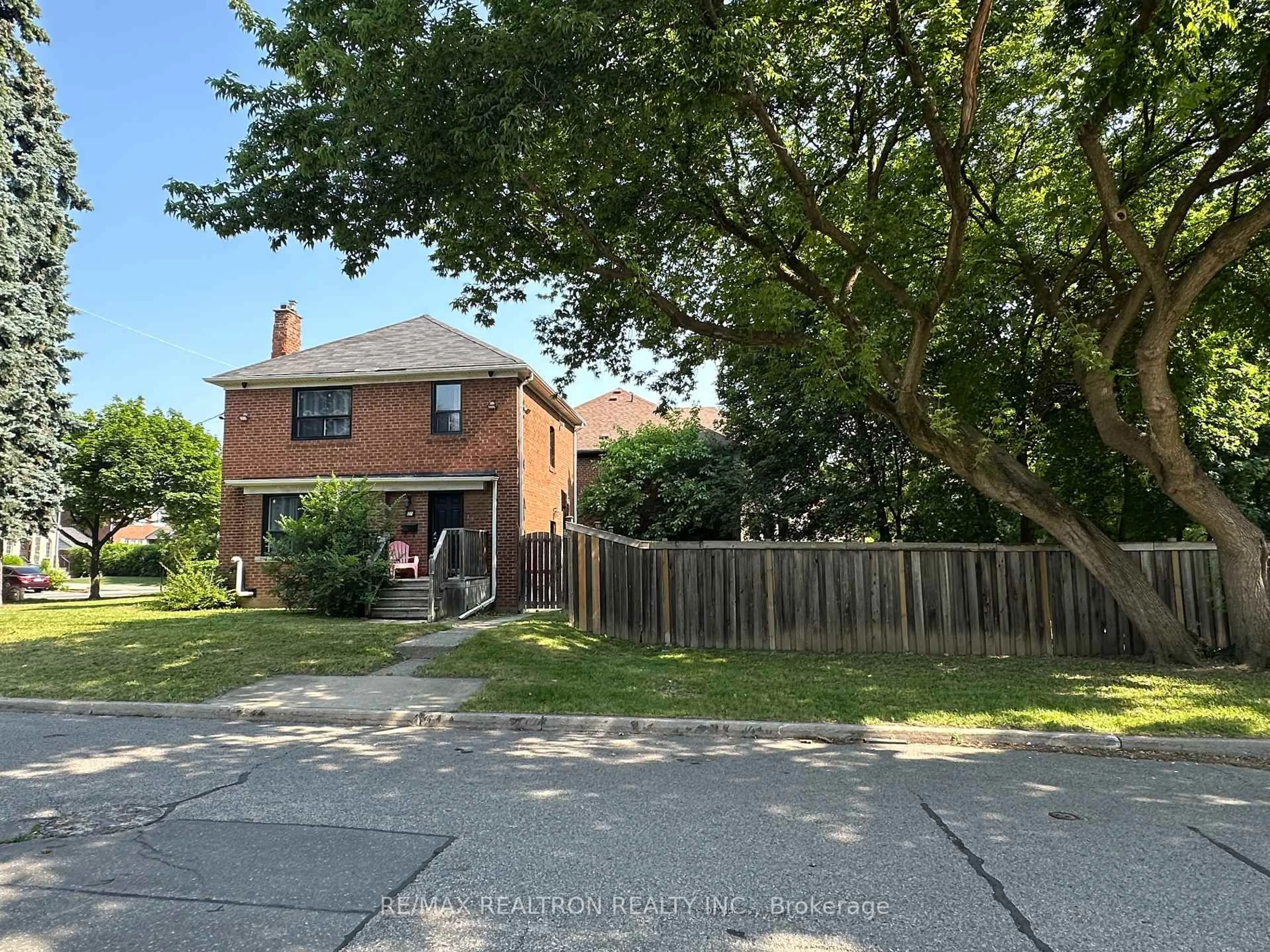 A pic from outside/outdoor area/front of a property/back of a property/a pic from drone, street for 27 Westgate Blvd, Toronto Ontario M3H 1N8