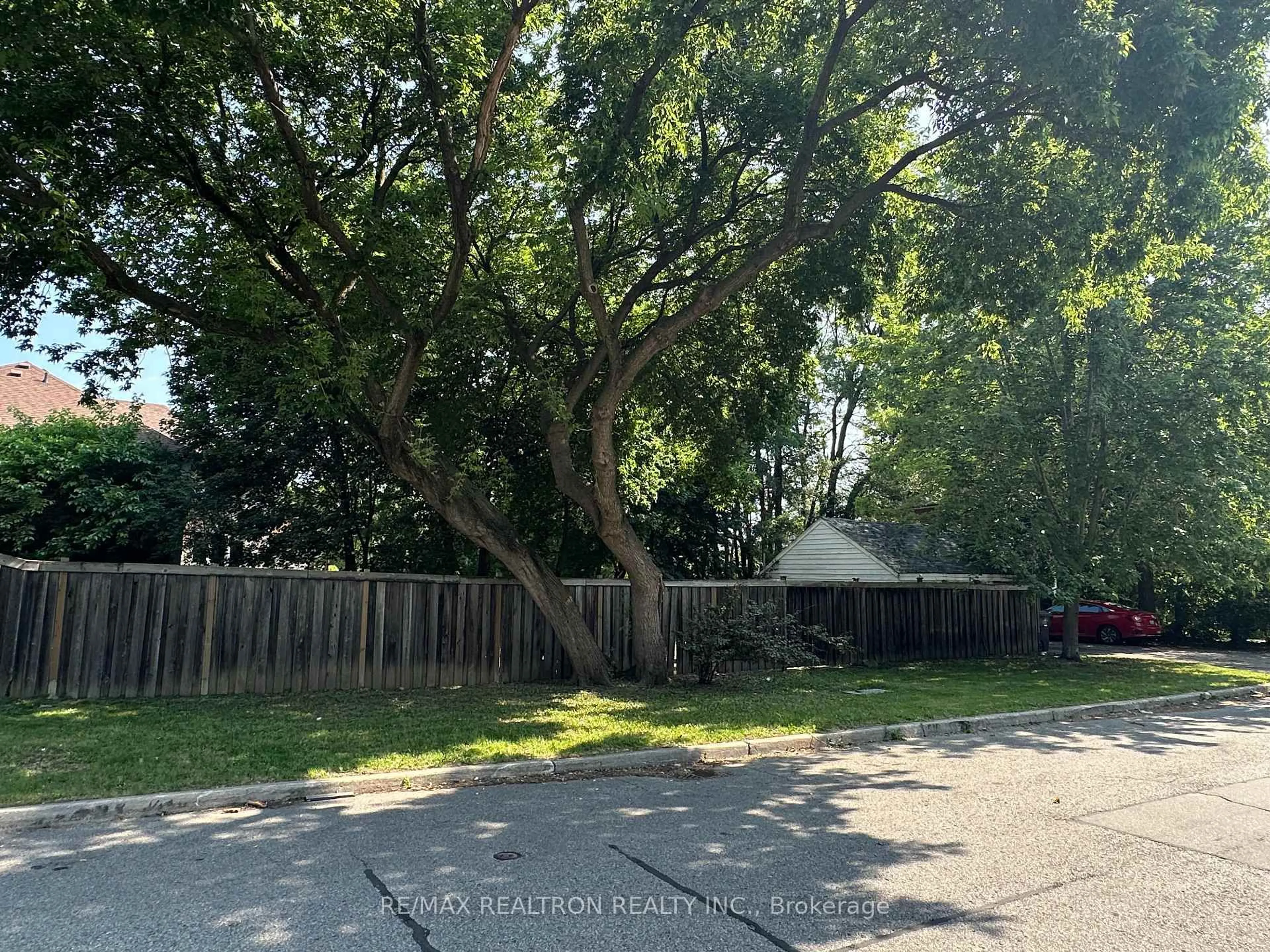 A pic from outside/outdoor area/front of a property/back of a property/a pic from drone, street for 27 Westgate Blvd, Toronto Ontario M3H 1N8