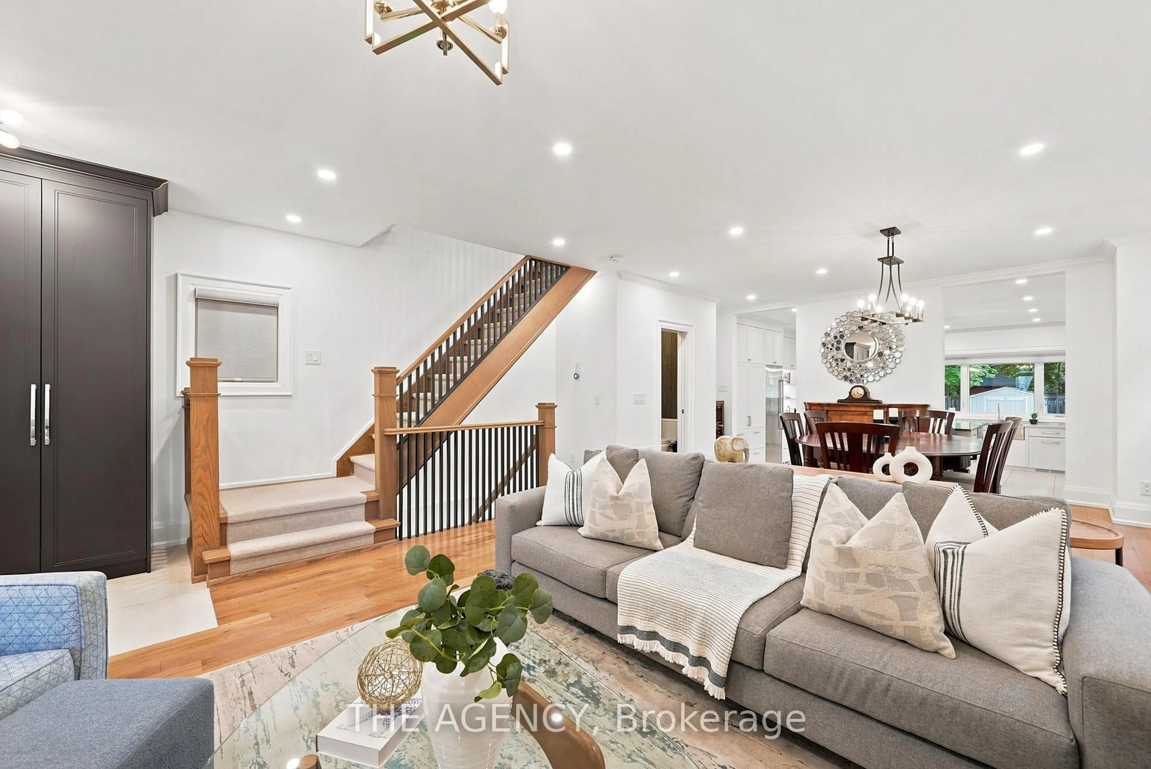 Living room with furniture, unknown for 418 Soudan Ave, Toronto Ontario M4S 1W9