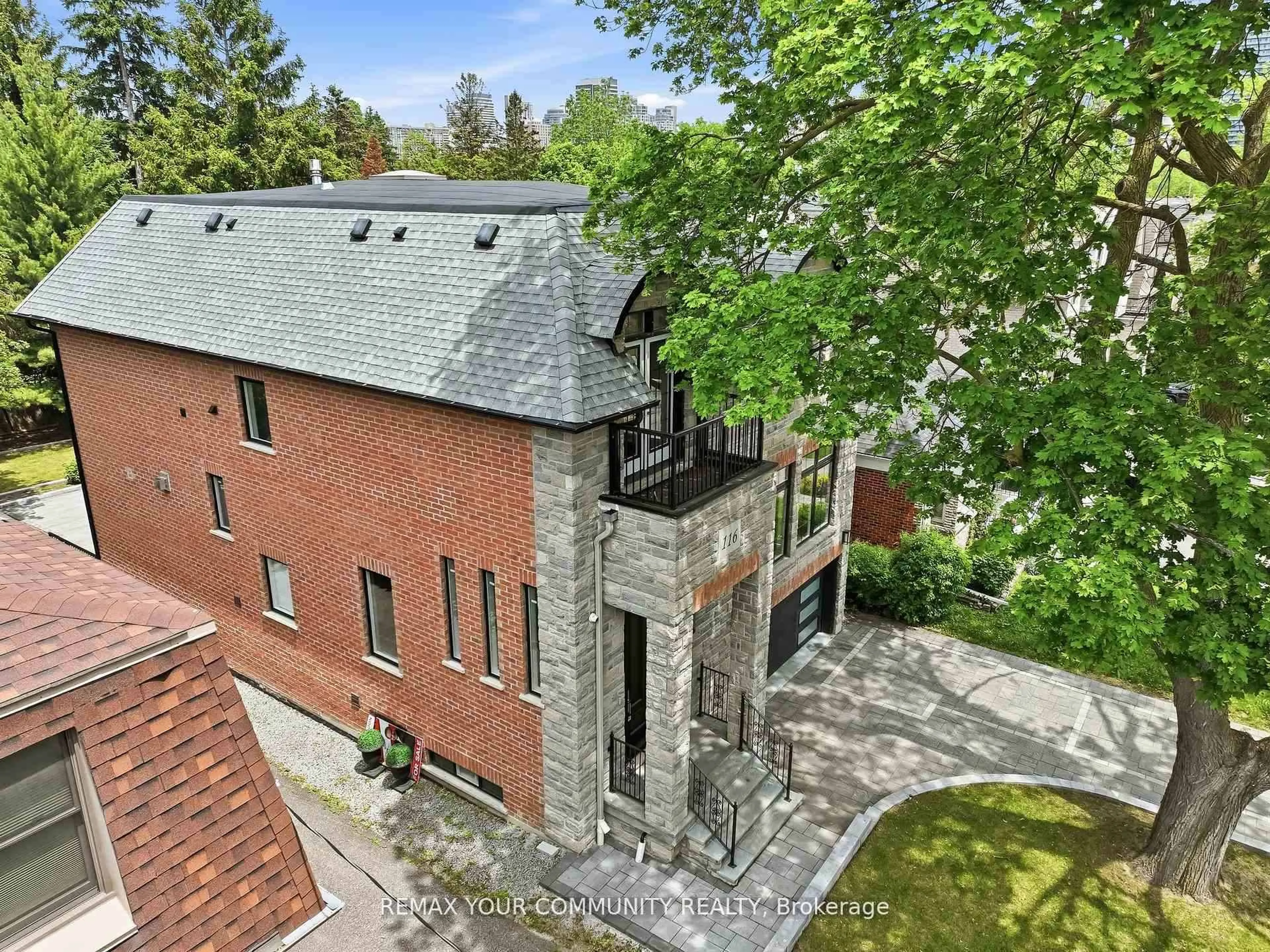 A pic from outside/outdoor area/front of a property/back of a property/a pic from drone, building for 116 Park Home Ave, Toronto Ontario M2N 1W8