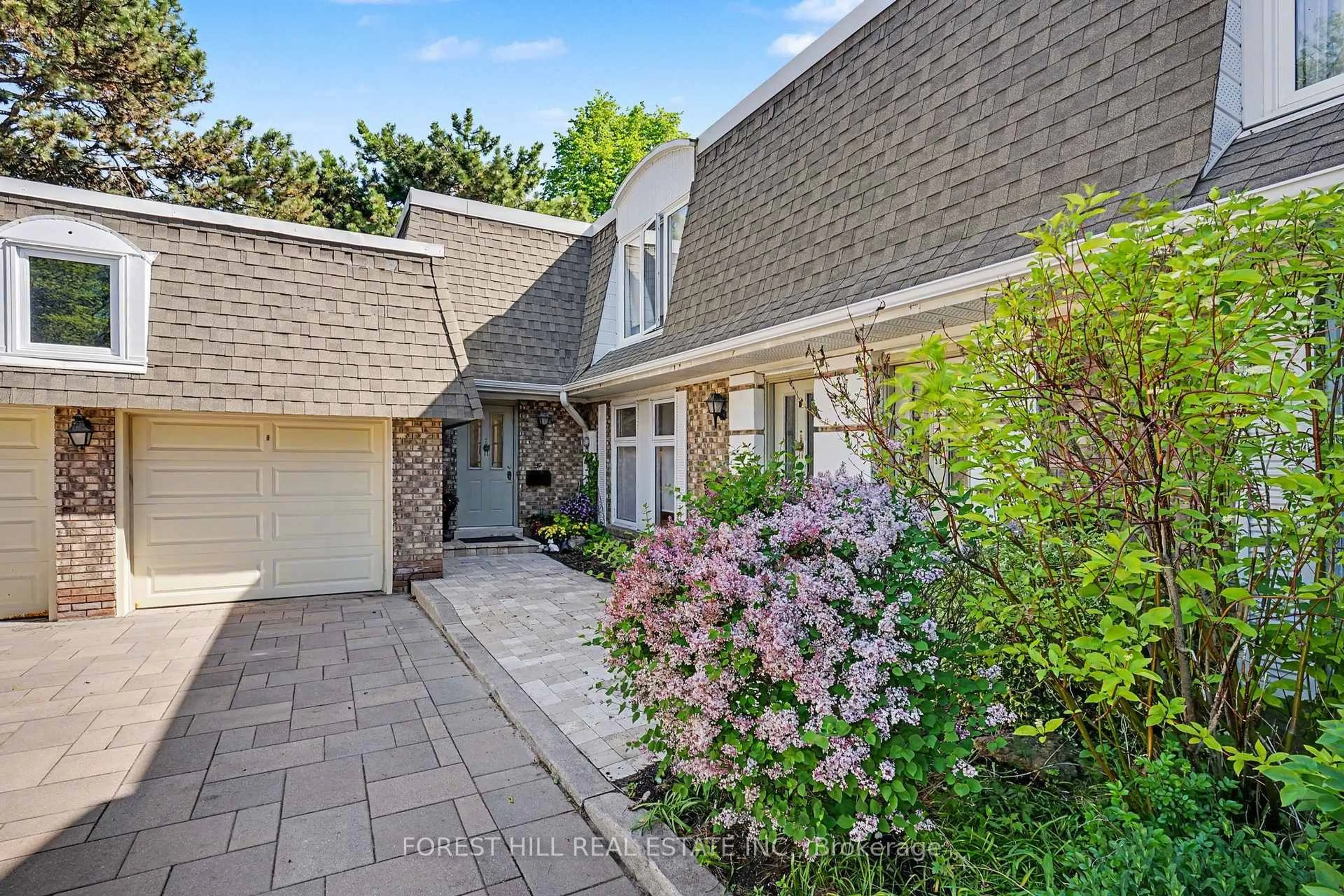 A pic from outside/outdoor area/front of a property/back of a property/a pic from drone, street for 39 James Foxway, Toronto Ontario M2K 2S2