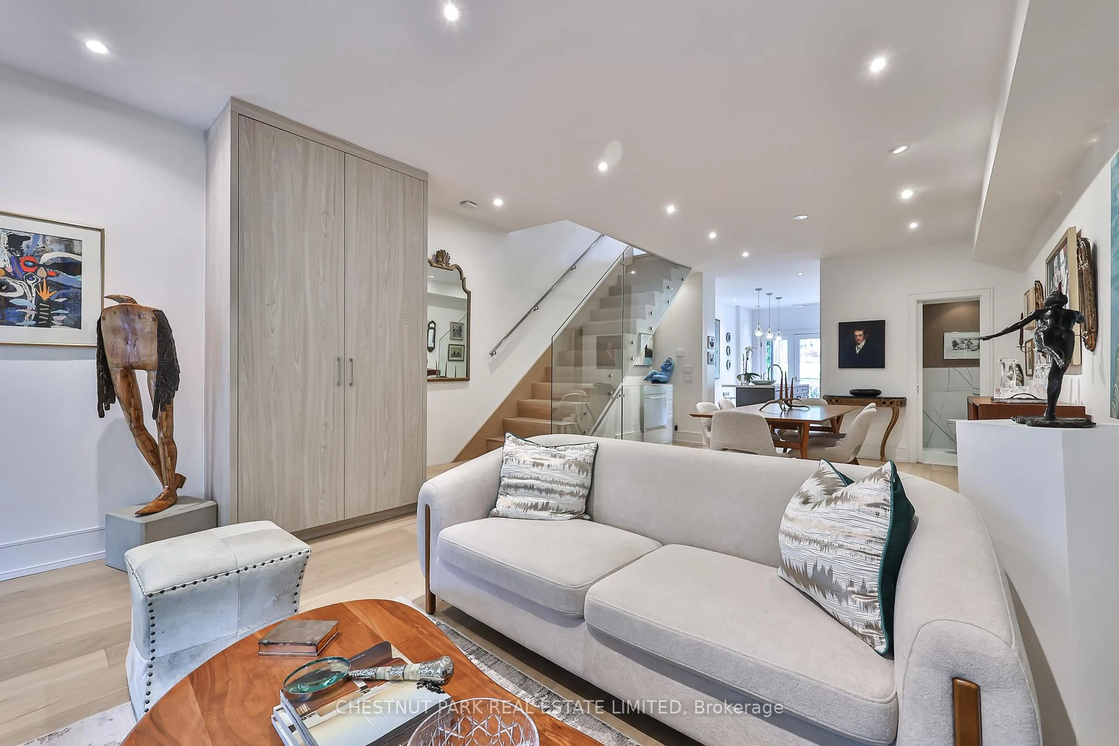 Living room with furniture, unknown for 92 Balmoral Ave, Toronto Ontario M4V 1J4