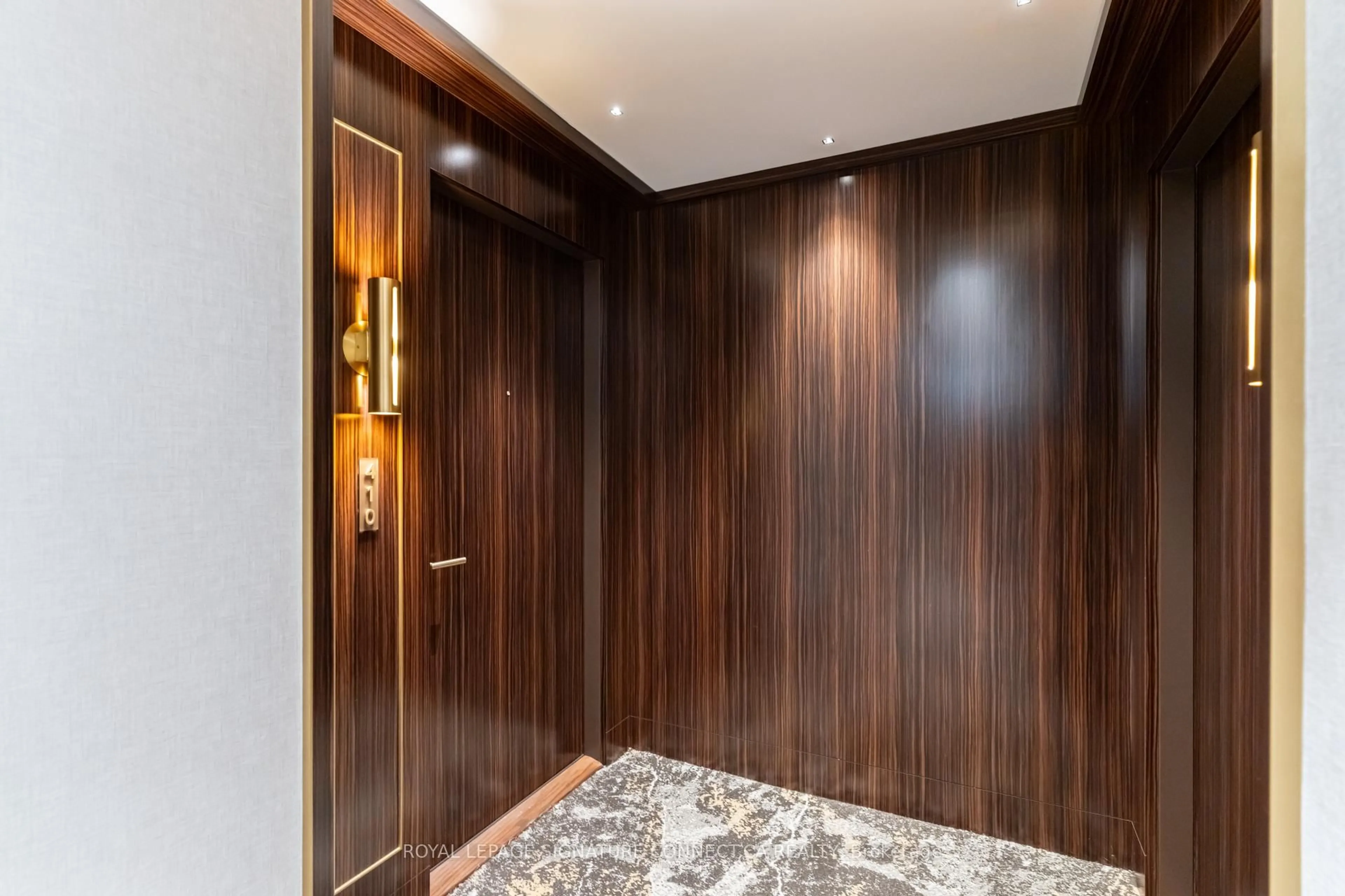 Indoor foyer for 455 Wellington St #410, Toronto Ontario M5J 2R2