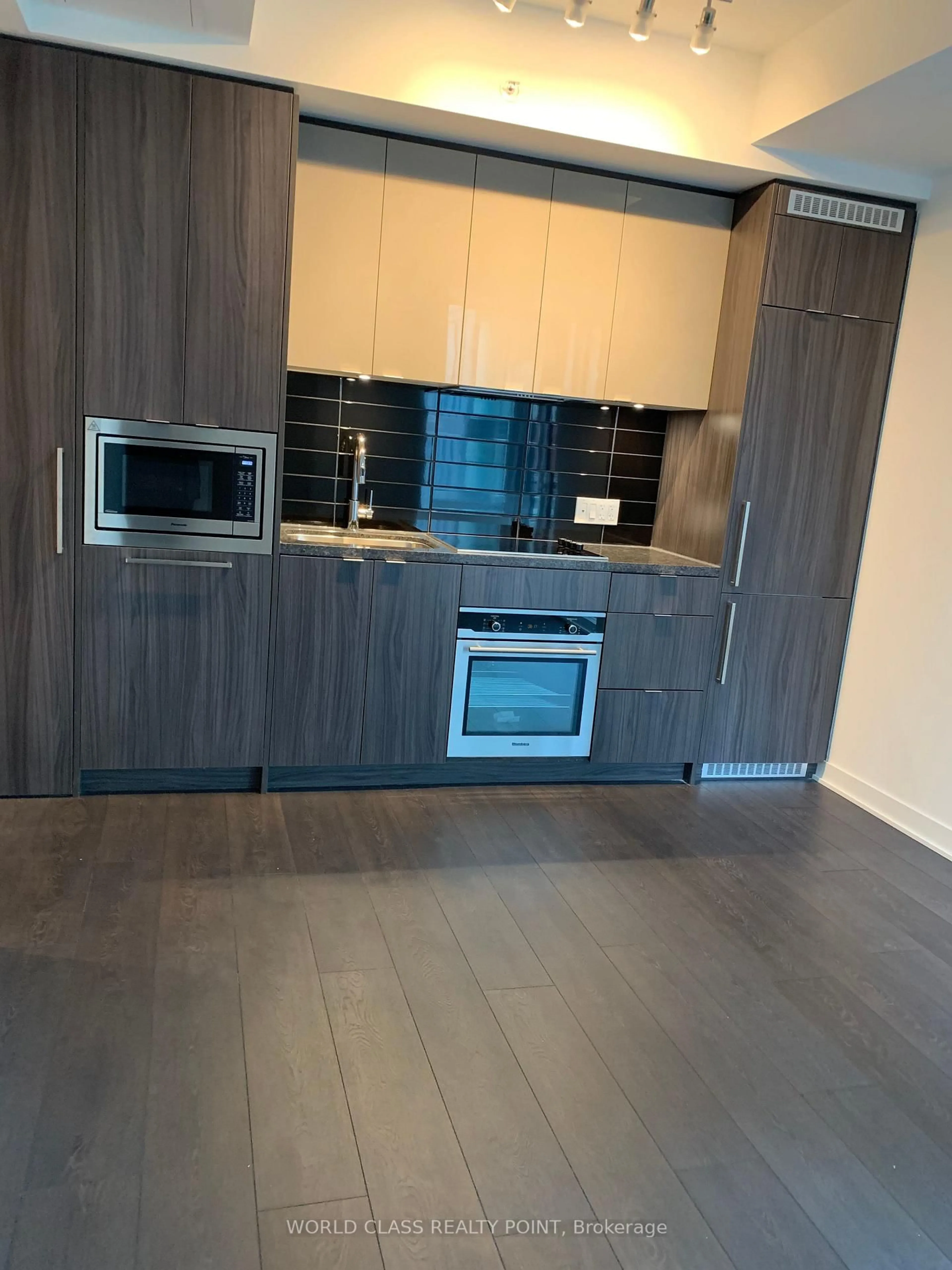 Standard kitchen, wood/laminate floor for 115 Blue Jays Way #1212, Toronto Ontario M5V 0N4