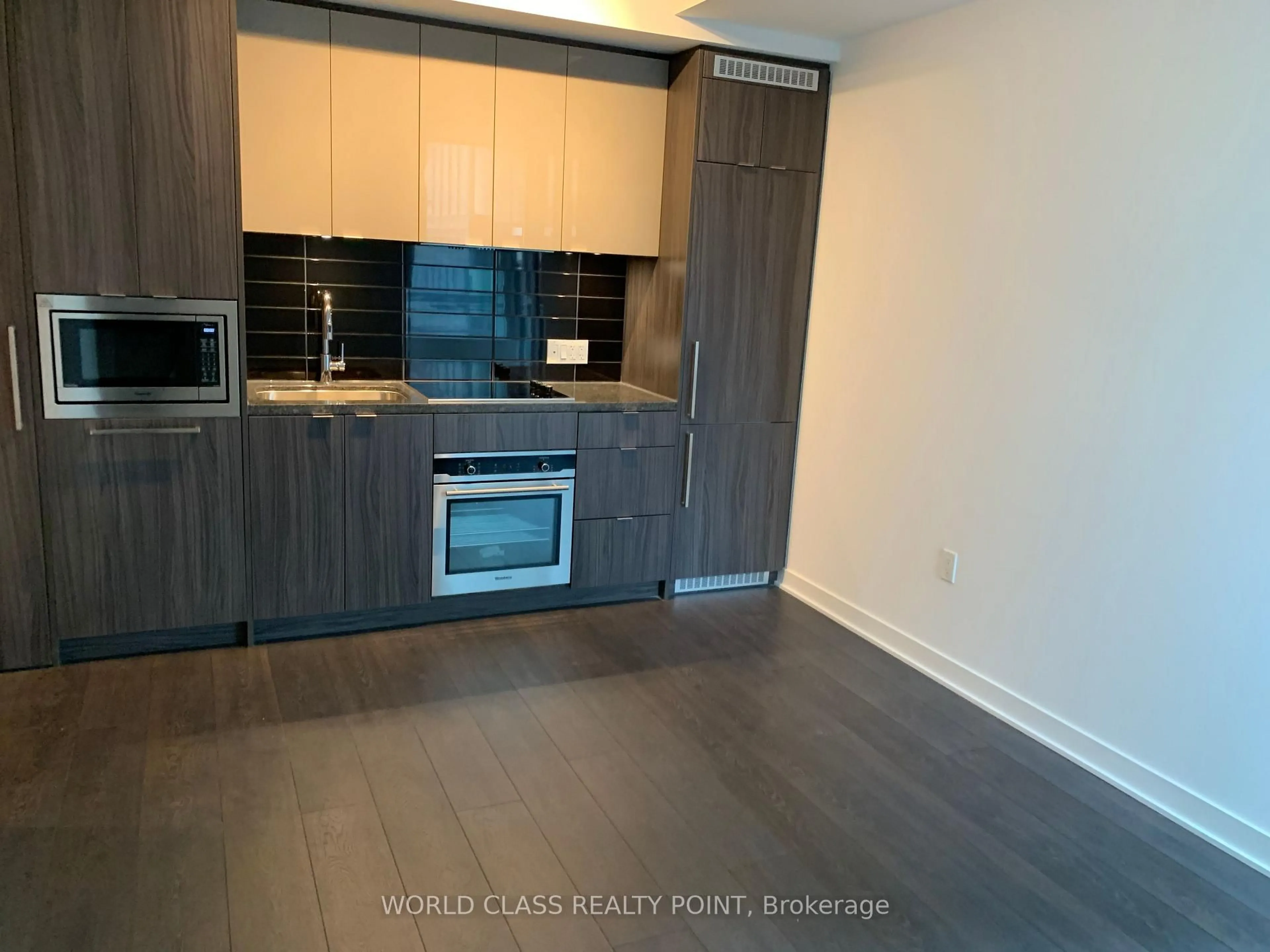 Standard kitchen, wood/laminate floor for 115 Blue Jays Way #1212, Toronto Ontario M5V 0N4