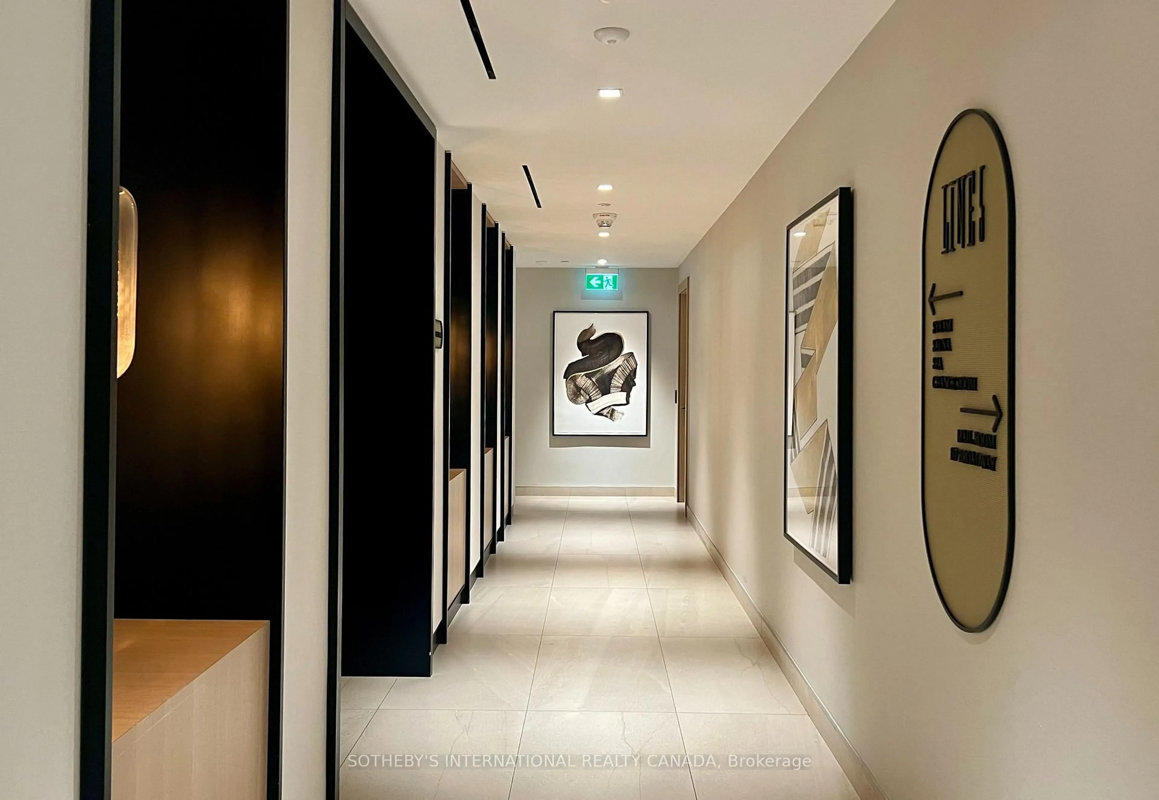 Indoor foyer for 117 Broadway Ave, Toronto Ontario M4P 1V3