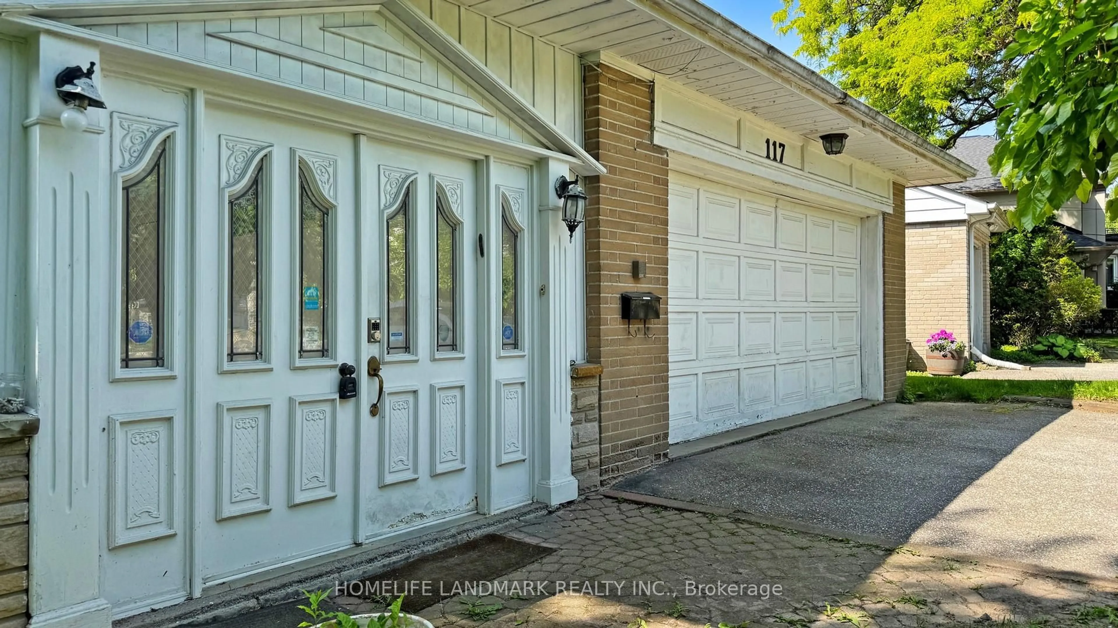 Indoor garage for 117 Arjay Cres, Toronto Ontario M2L 1C6