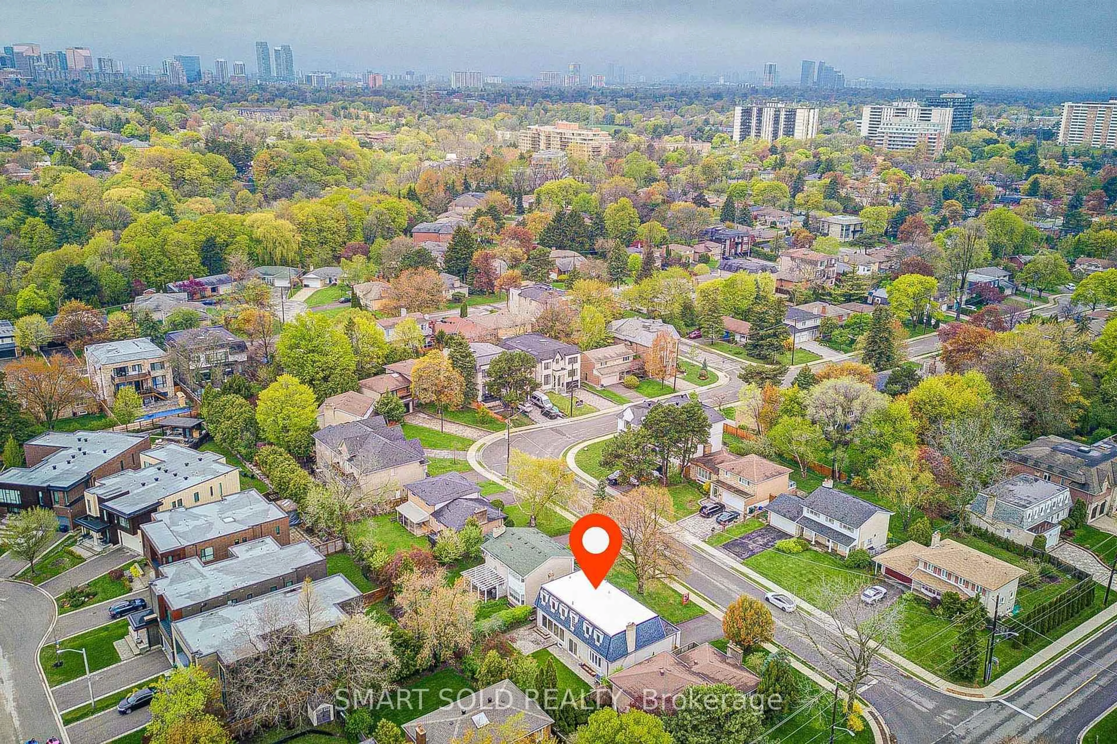 A pic from outside/outdoor area/front of a property/back of a property/a pic from drone, city buildings view from balcony for 4 Knollview Cres, Toronto Ontario M2K 2E1