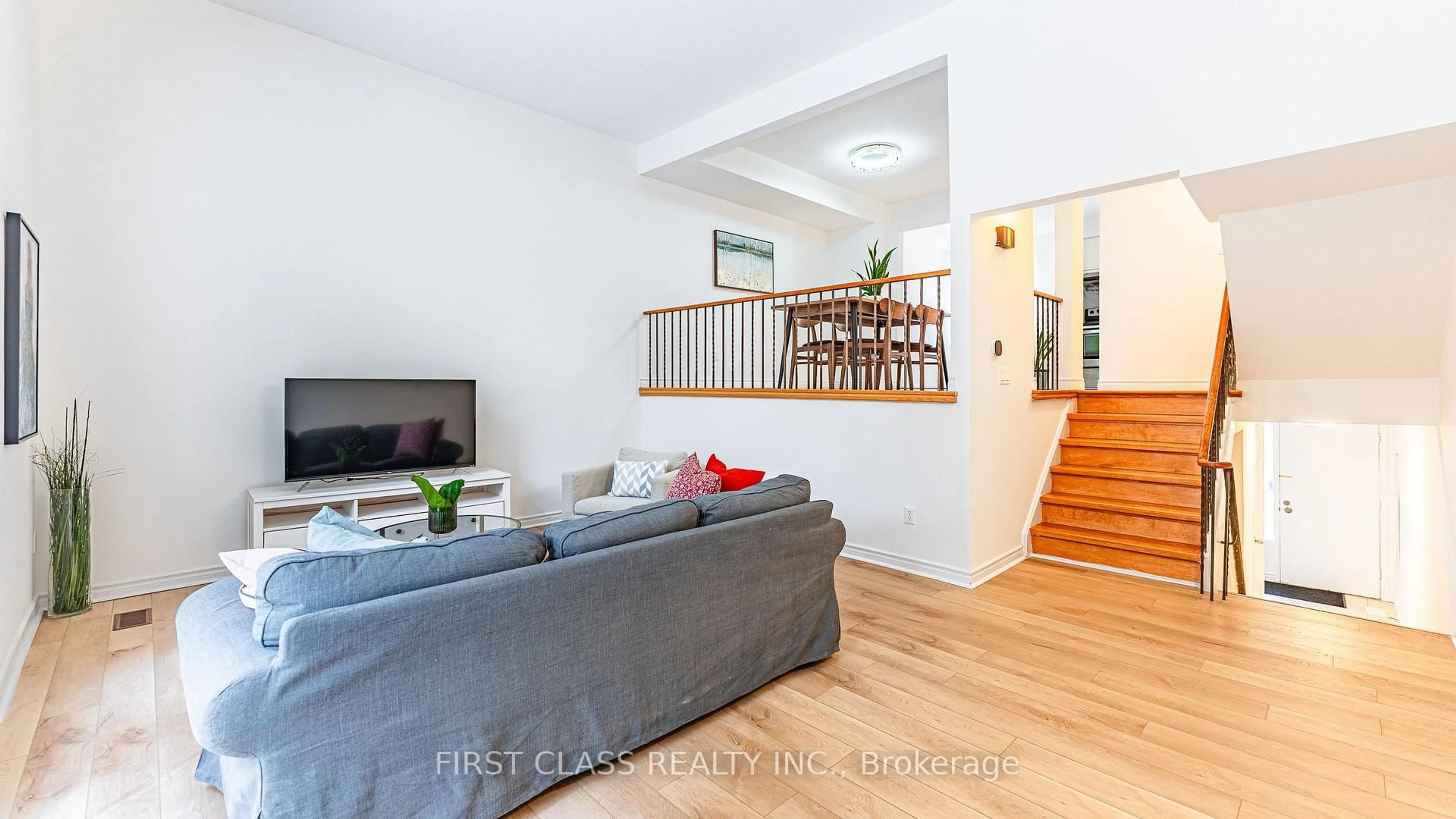 Living room with furniture, wood/laminate floor for 102 Jenny Wrenway Way, Toronto Ontario M2H 2Z2