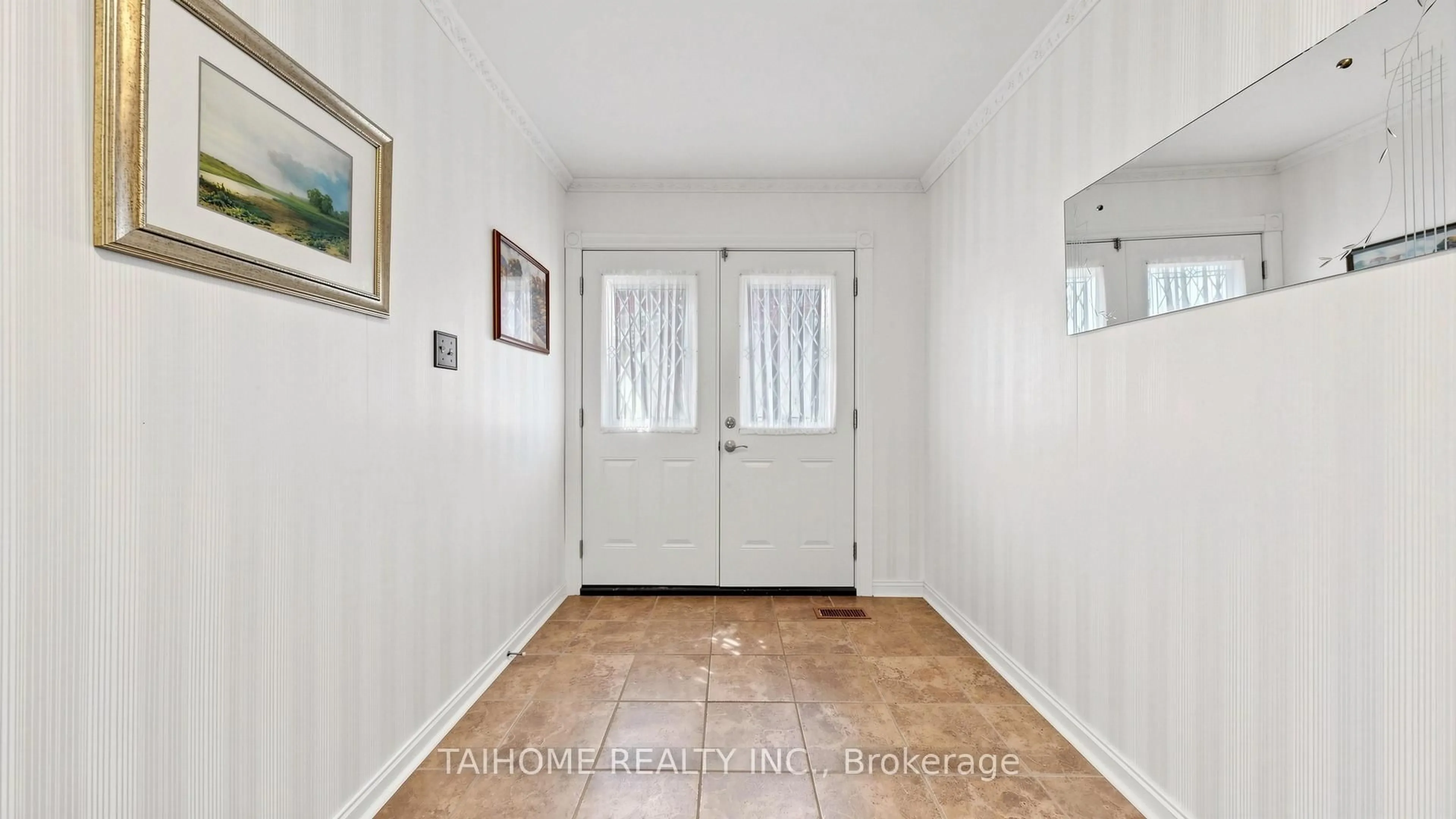 Indoor entryway for 72 Bowerbank Dr, Toronto Ontario M2M 2A1