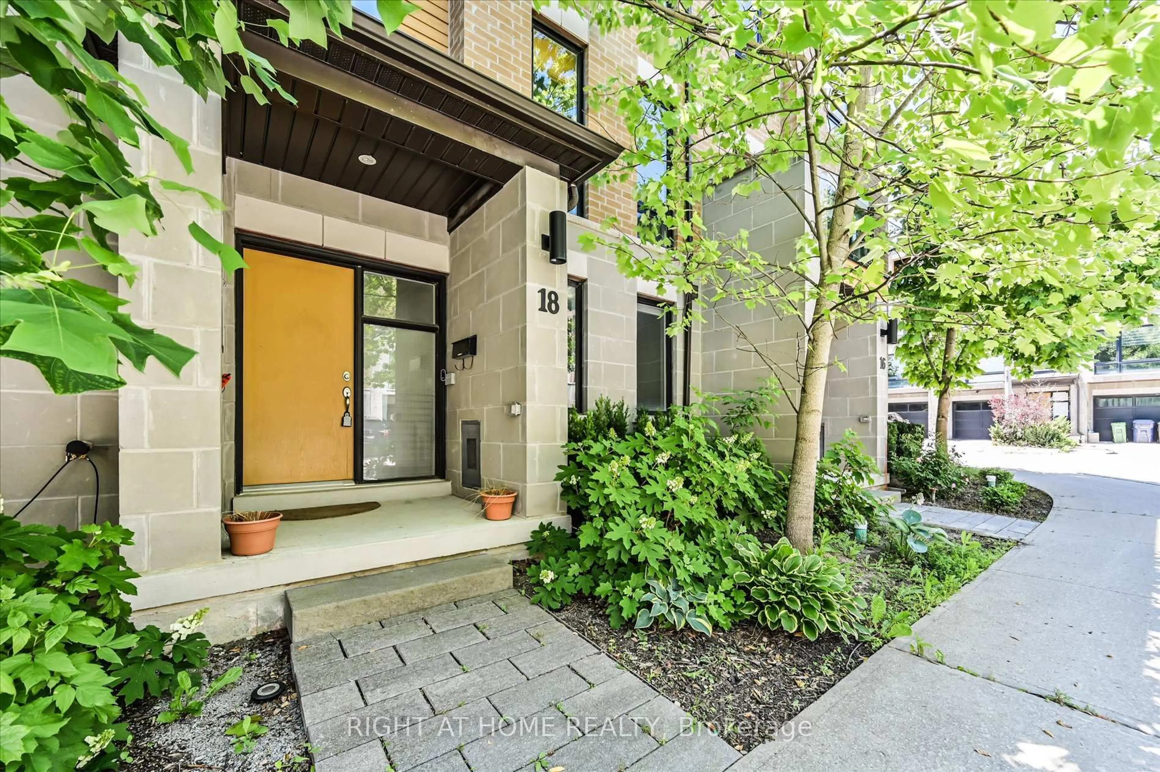 Home with brick exterior material, street for 18 Kenneth Wood Cres, Toronto Ontario M2N 0K3