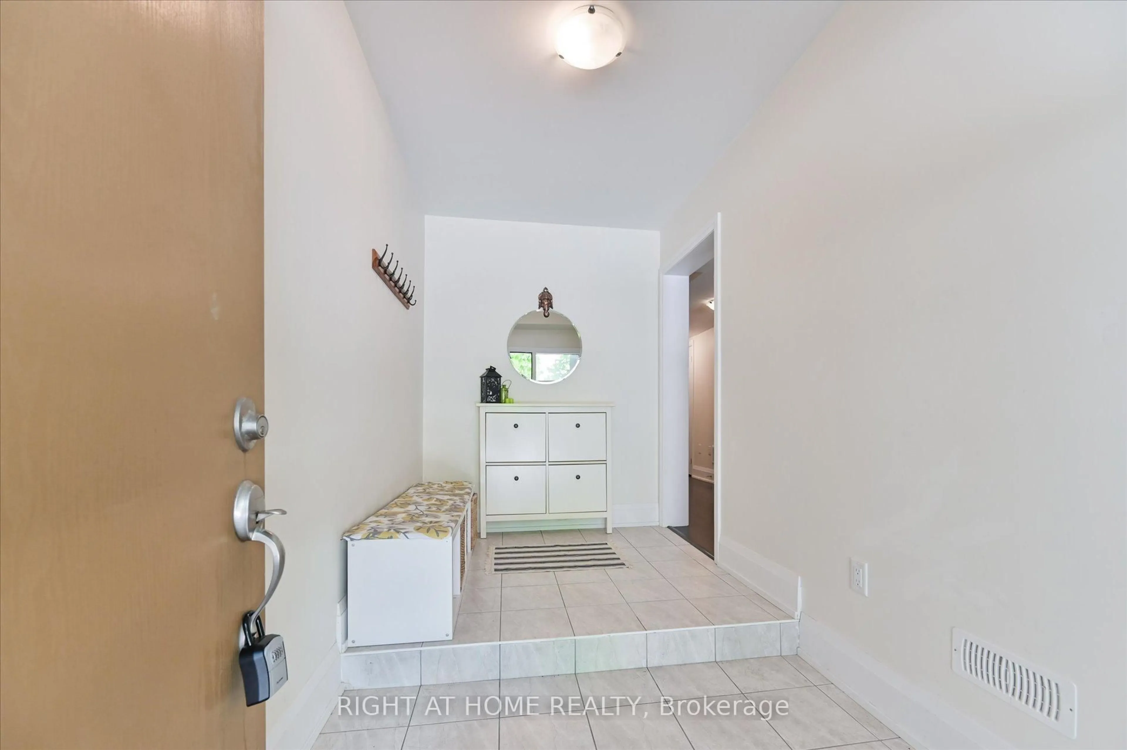 Indoor entryway for 18 Kenneth Wood Cres, Toronto Ontario M2N 0K3