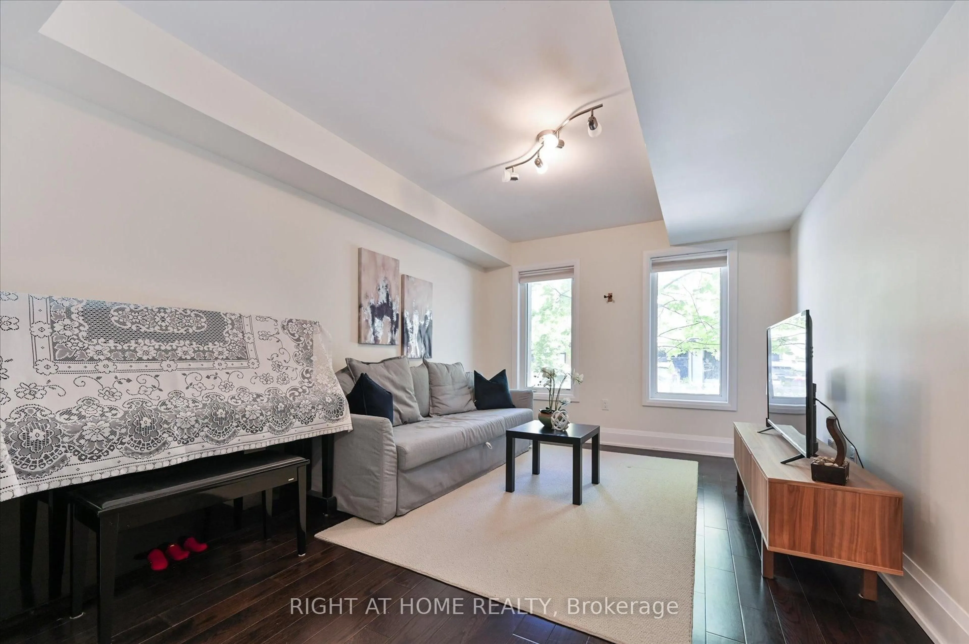 Living room with furniture, unknown for 18 Kenneth Wood Cres, Toronto Ontario M2N 0K3
