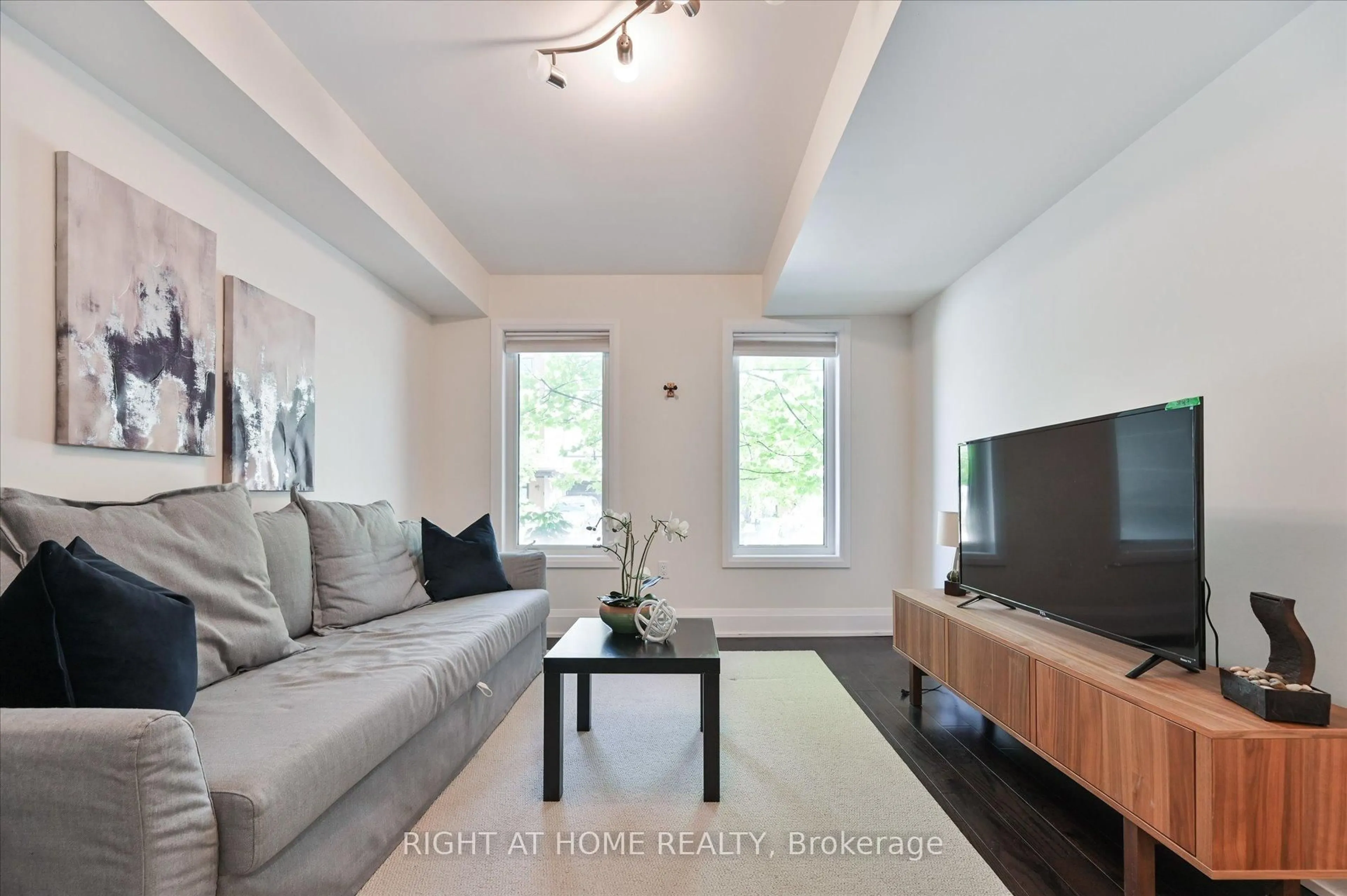 Living room with furniture, wood/laminate floor for 18 Kenneth Wood Cres, Toronto Ontario M2N 0K3