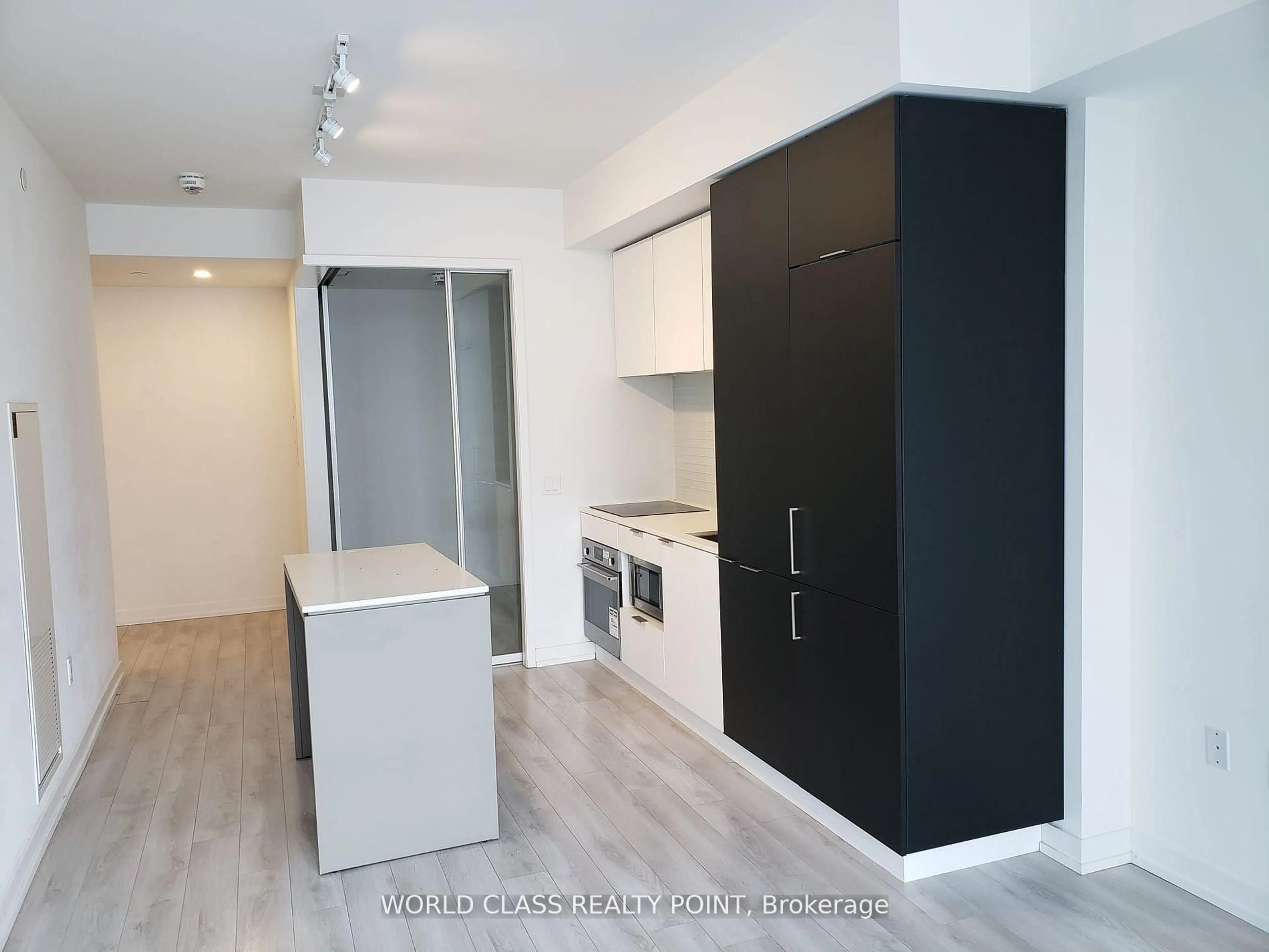 Standard kitchen, wood/laminate floor for 33 Helendale Ave #1404, Toronto Ontario M4R 0A4