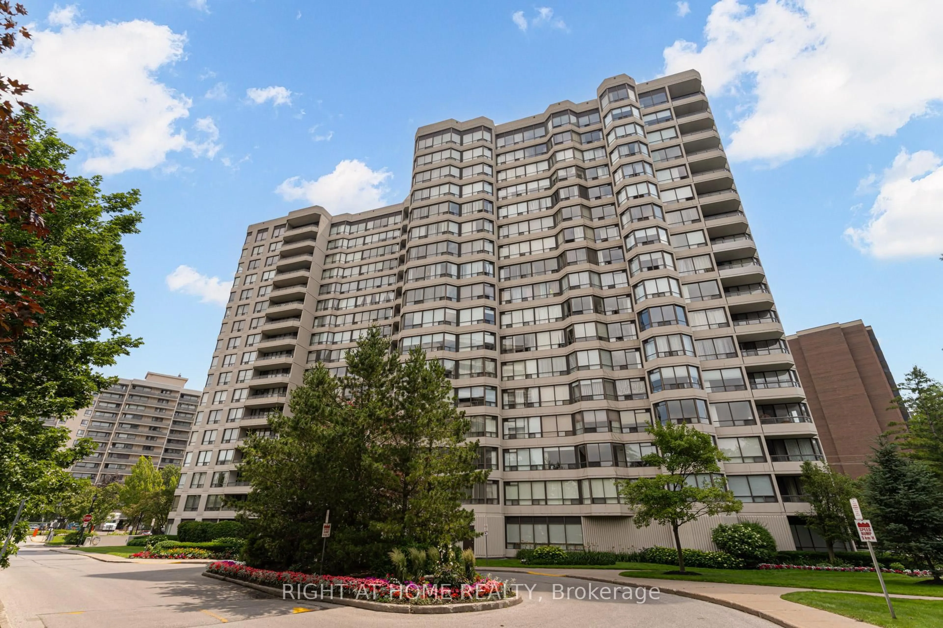 Unknown for 1101 Steeles Ave #411, Toronto Ontario M2R 3W5