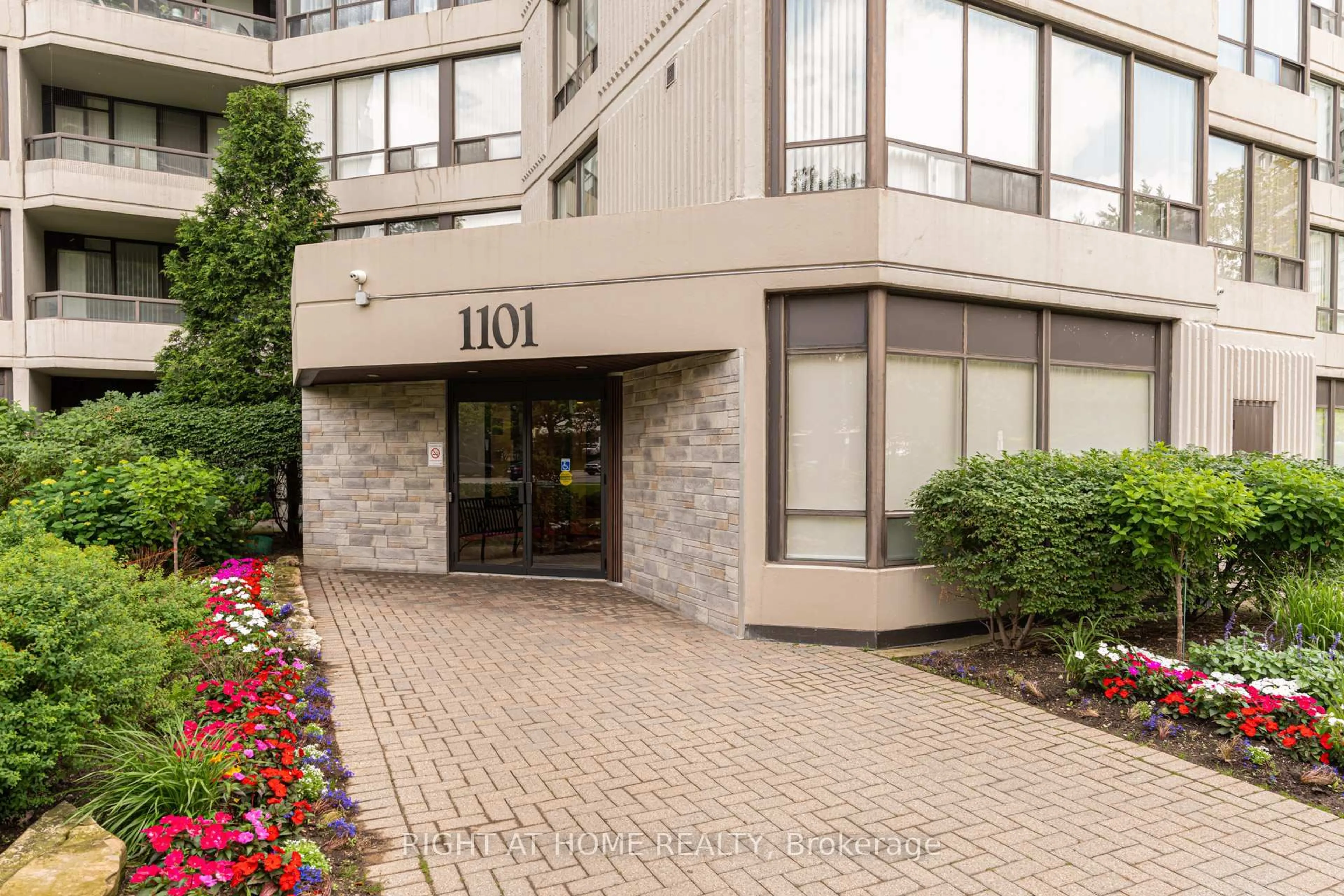 Indoor foyer for 1101 Steeles Ave #411, Toronto Ontario M2R 3W5