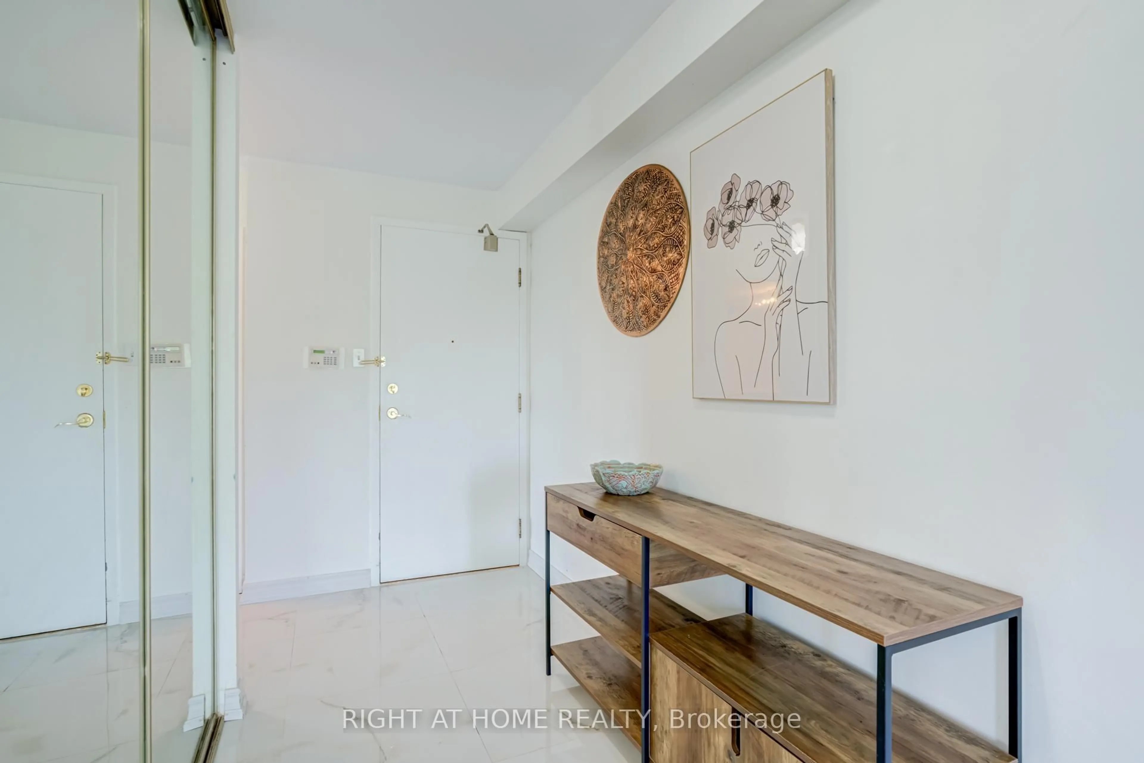 Indoor entryway for 1101 Steeles Ave #411, Toronto Ontario M2R 3W5