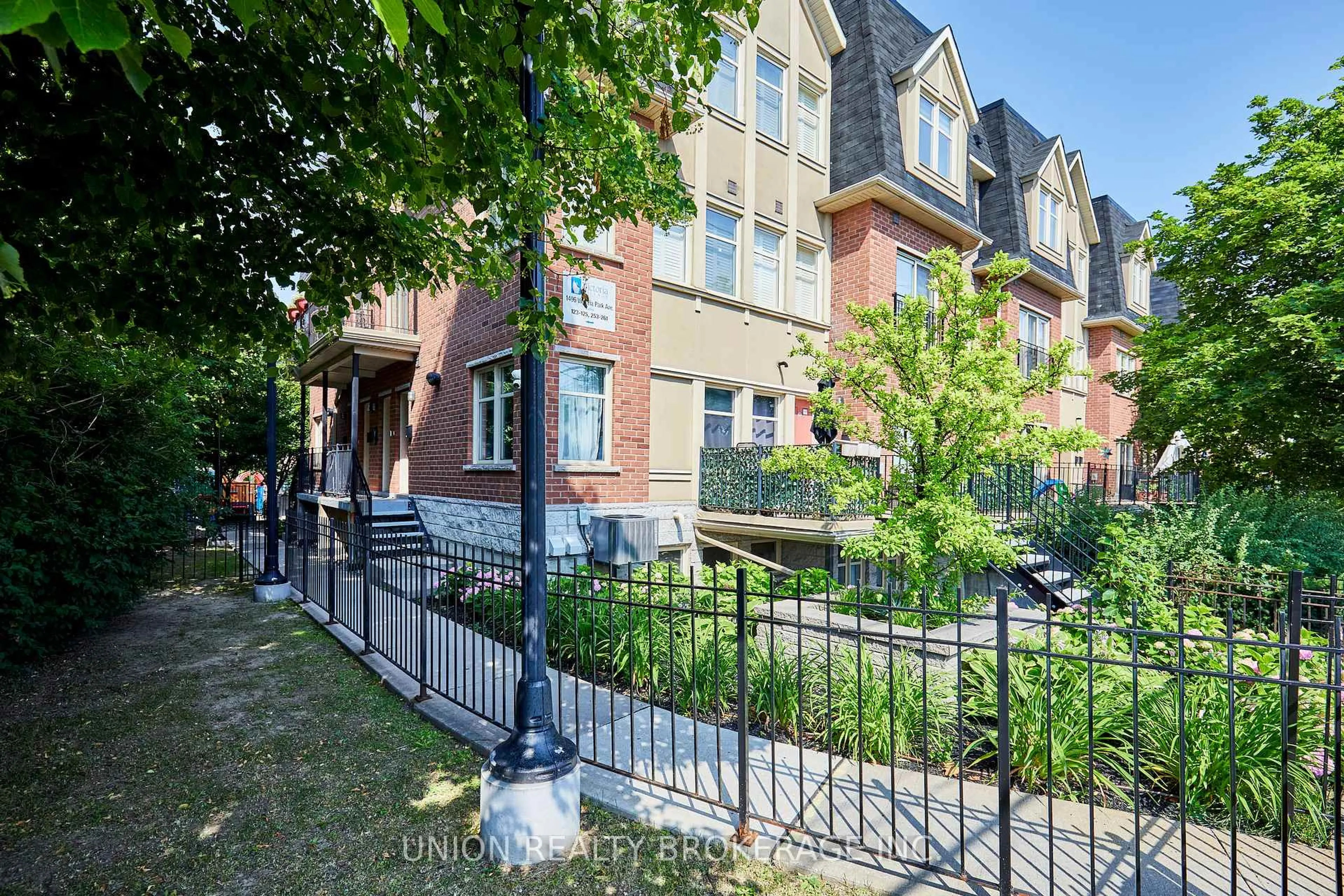 Patio, street for 1496 Victoria Park Ave #256, Toronto Ontario M4A 2M6
