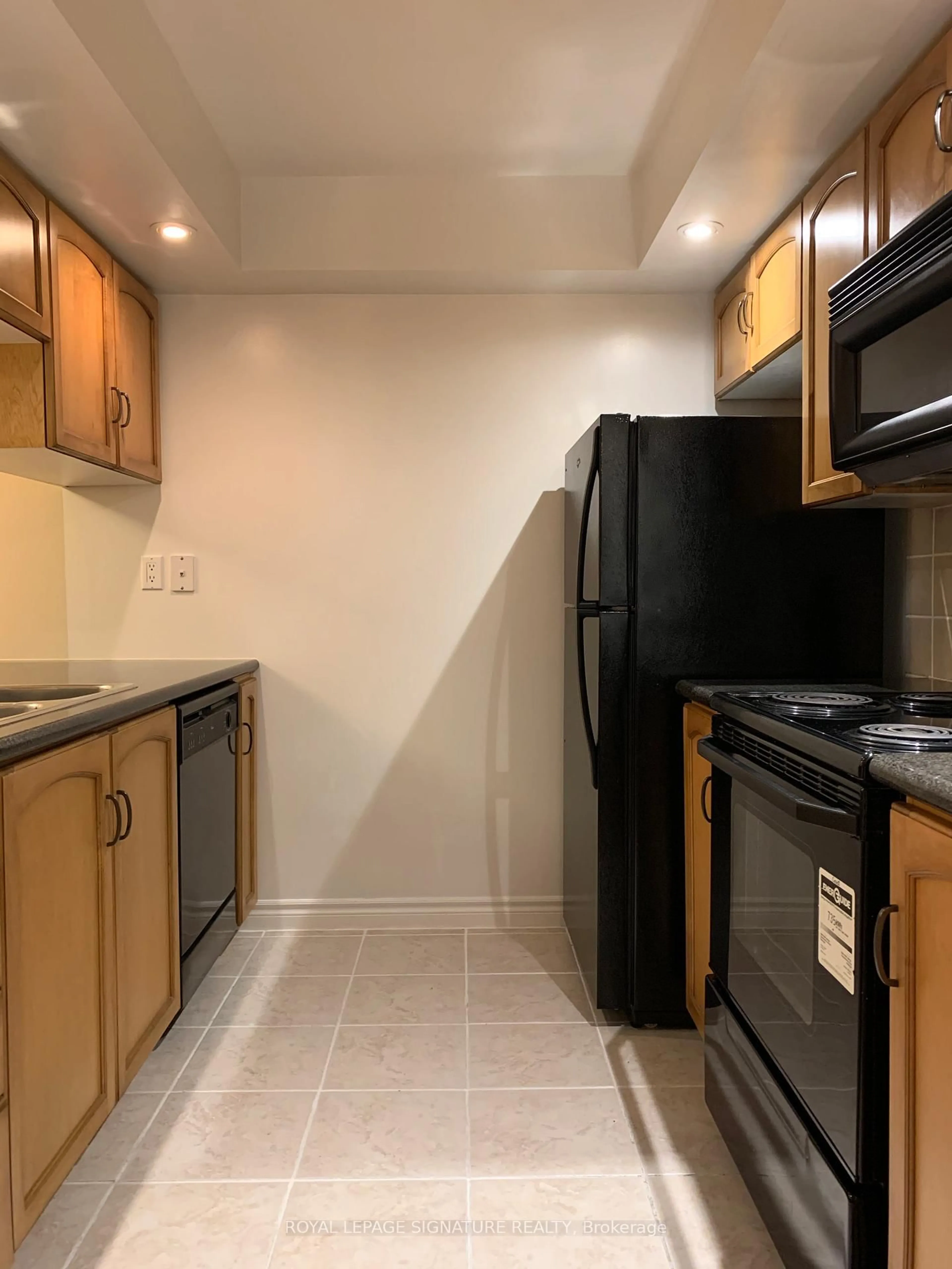 Standard kitchen, unknown for 270 Wellington St #313, Toronto Ontario M5V 3P5