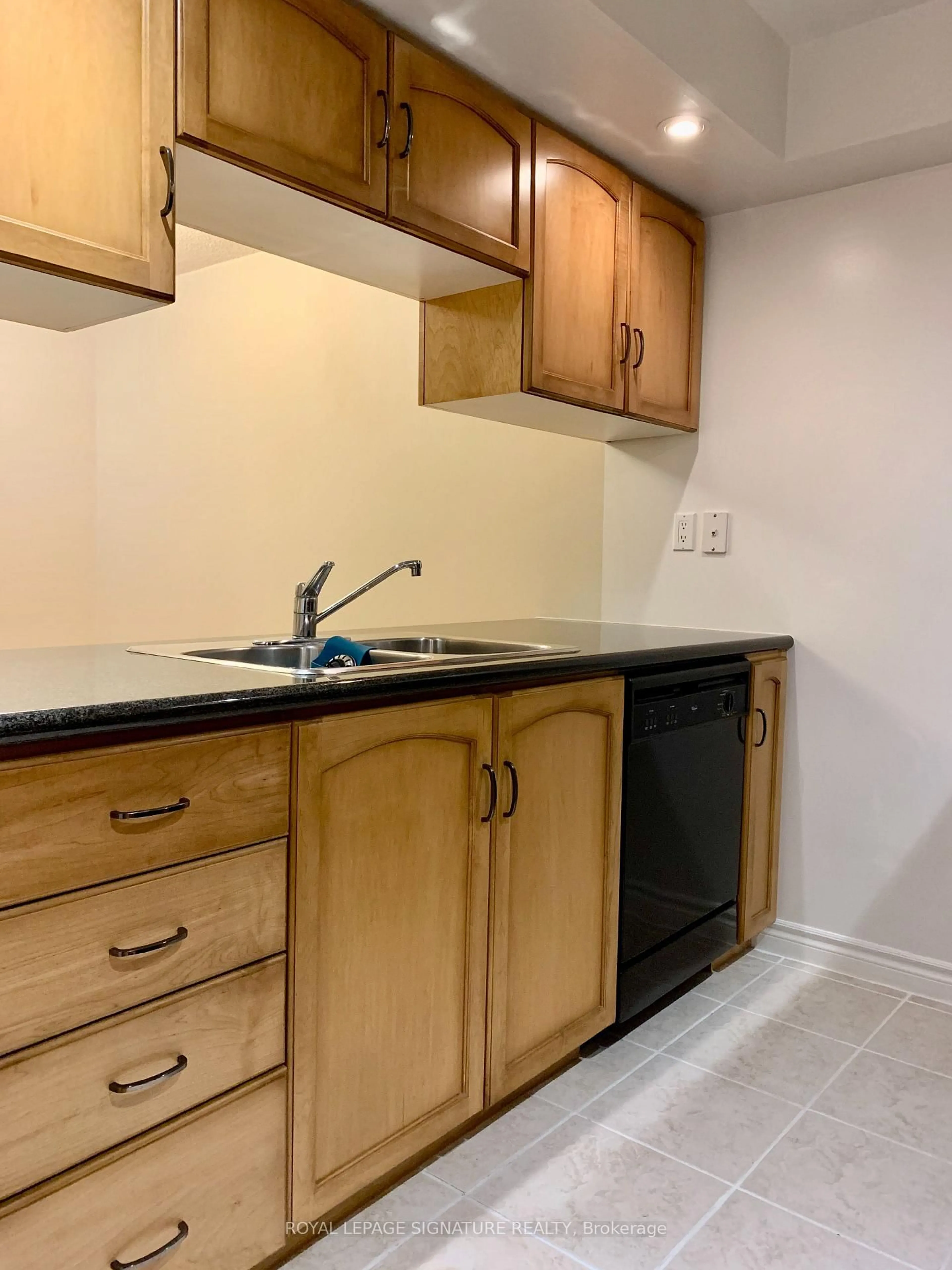 Standard kitchen, unknown for 270 Wellington St #313, Toronto Ontario M5V 3P5